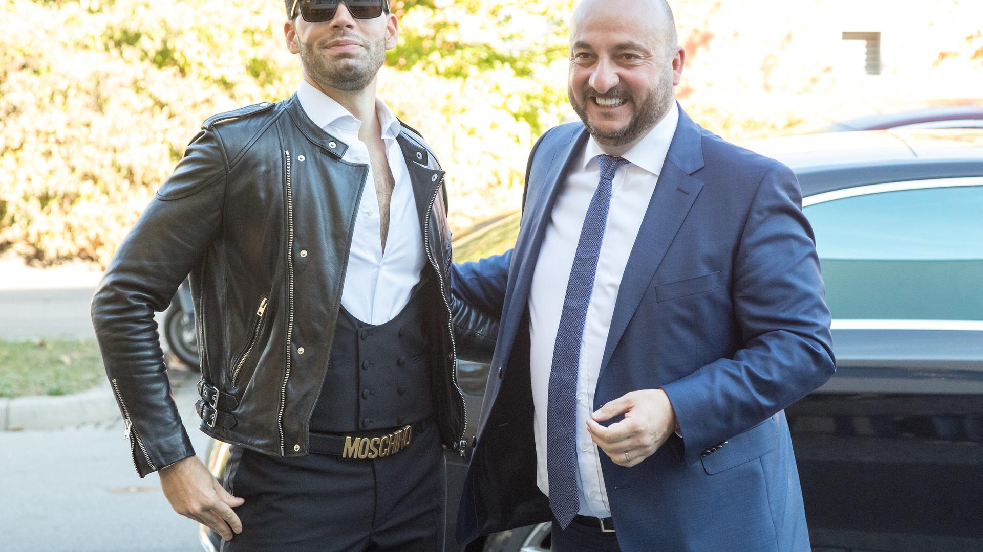 Le ministre de l'Economie Etienne Schneider arrive au bureau de vote avec son époux Jérôme Domange.