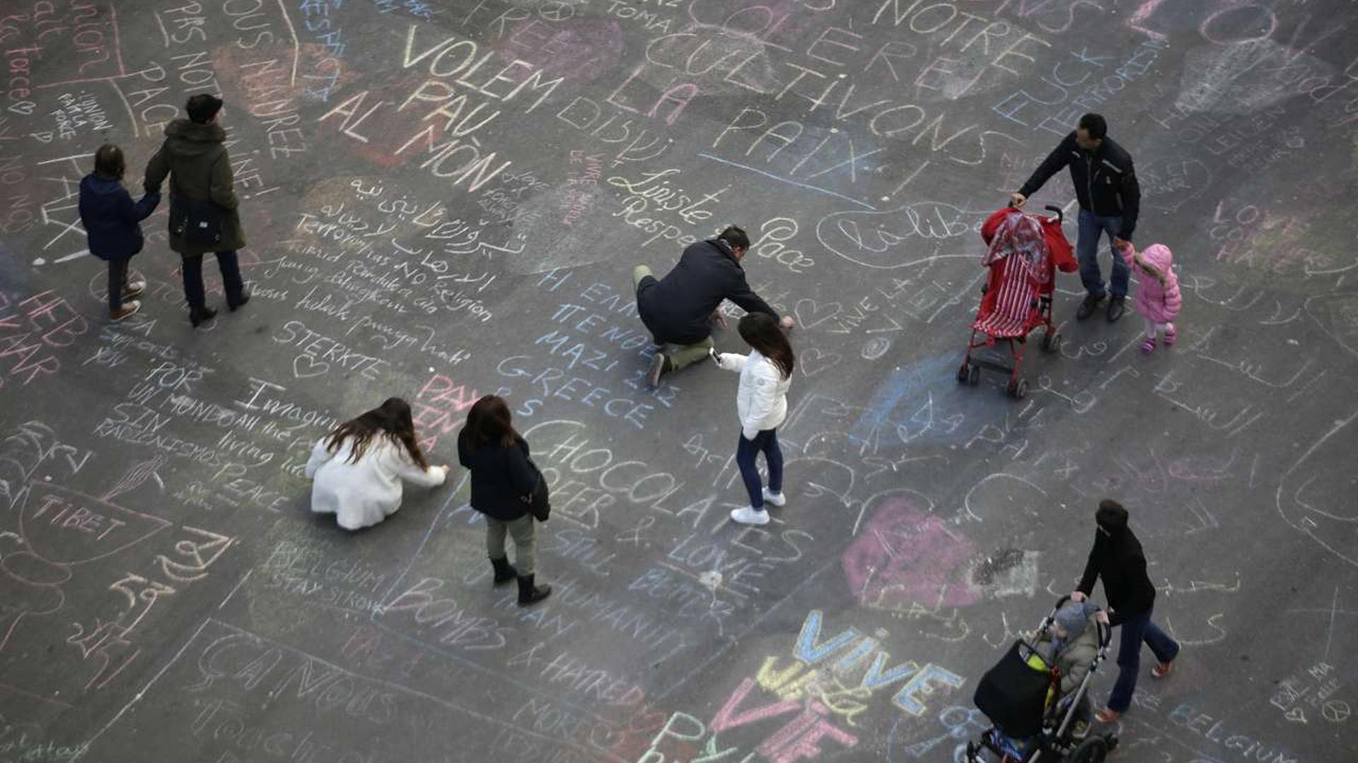 Ils écrivent des messages d'amour et de paix sur la Place de la Bourse.