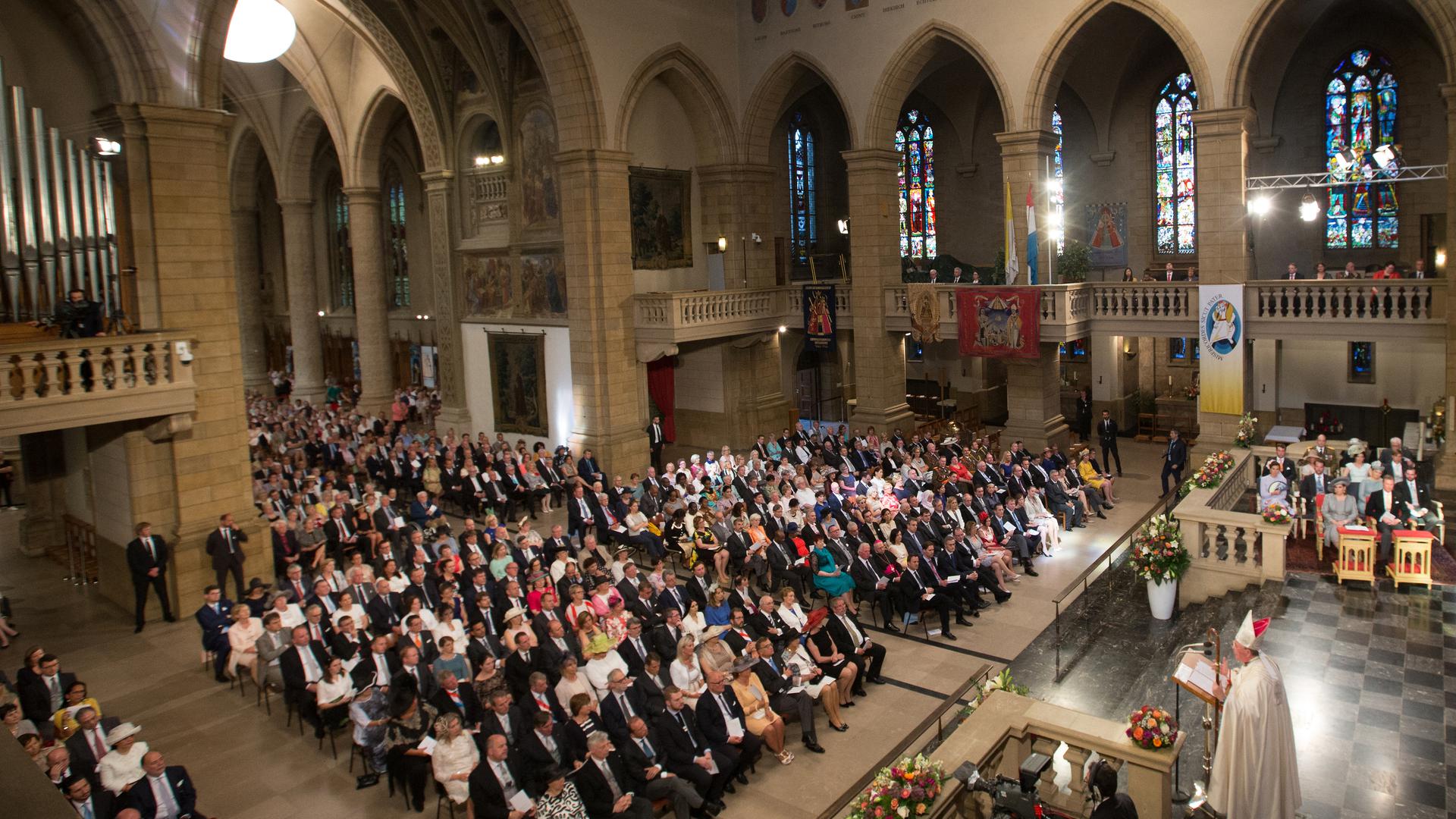 La cathédrale de Luxembourg offre 800 places assises en configuration normale. Bien plus pour les événements extraordinaires.