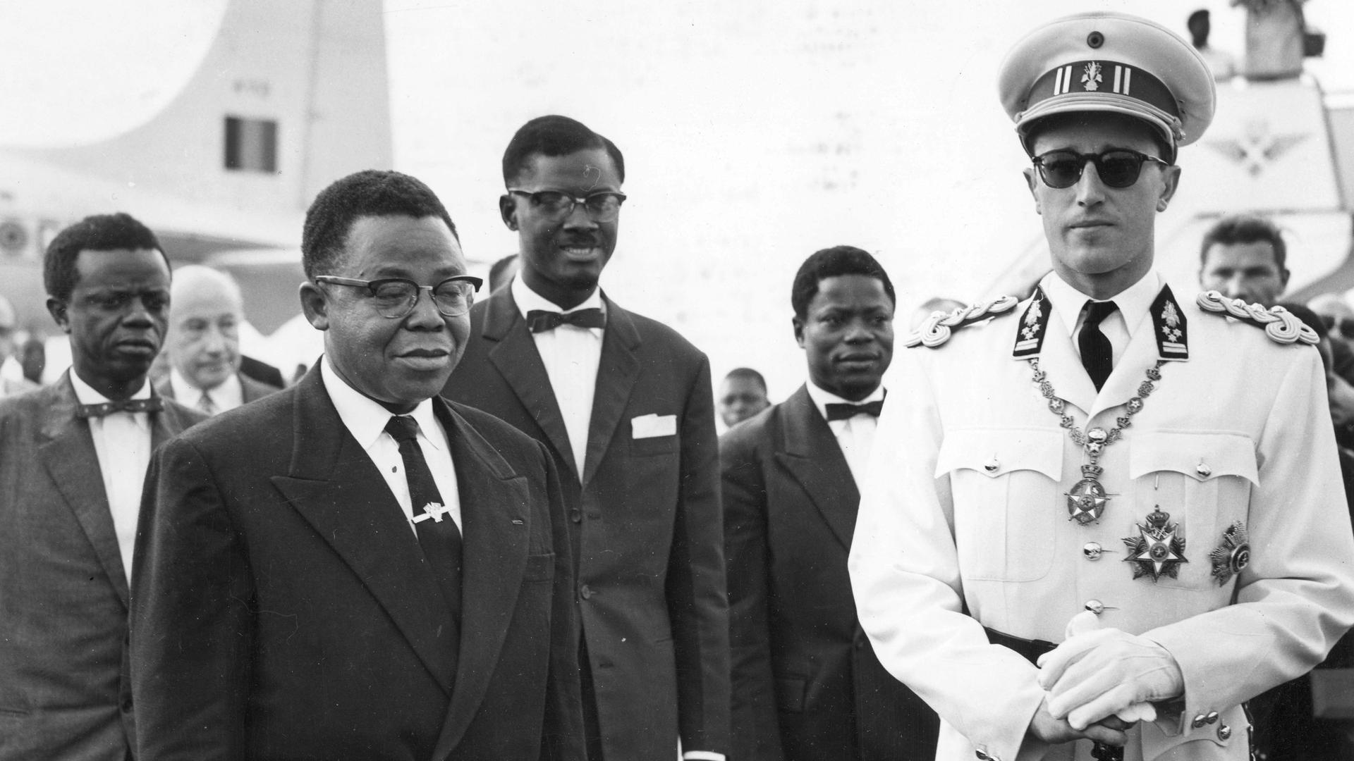 1960: Le roi Baudouin, accueilli par le président, Joseph Kasa-Vubu, et par le Premier ministre, Patrice Lumumba, lors de la proclamation de l'indépendance du Congo.