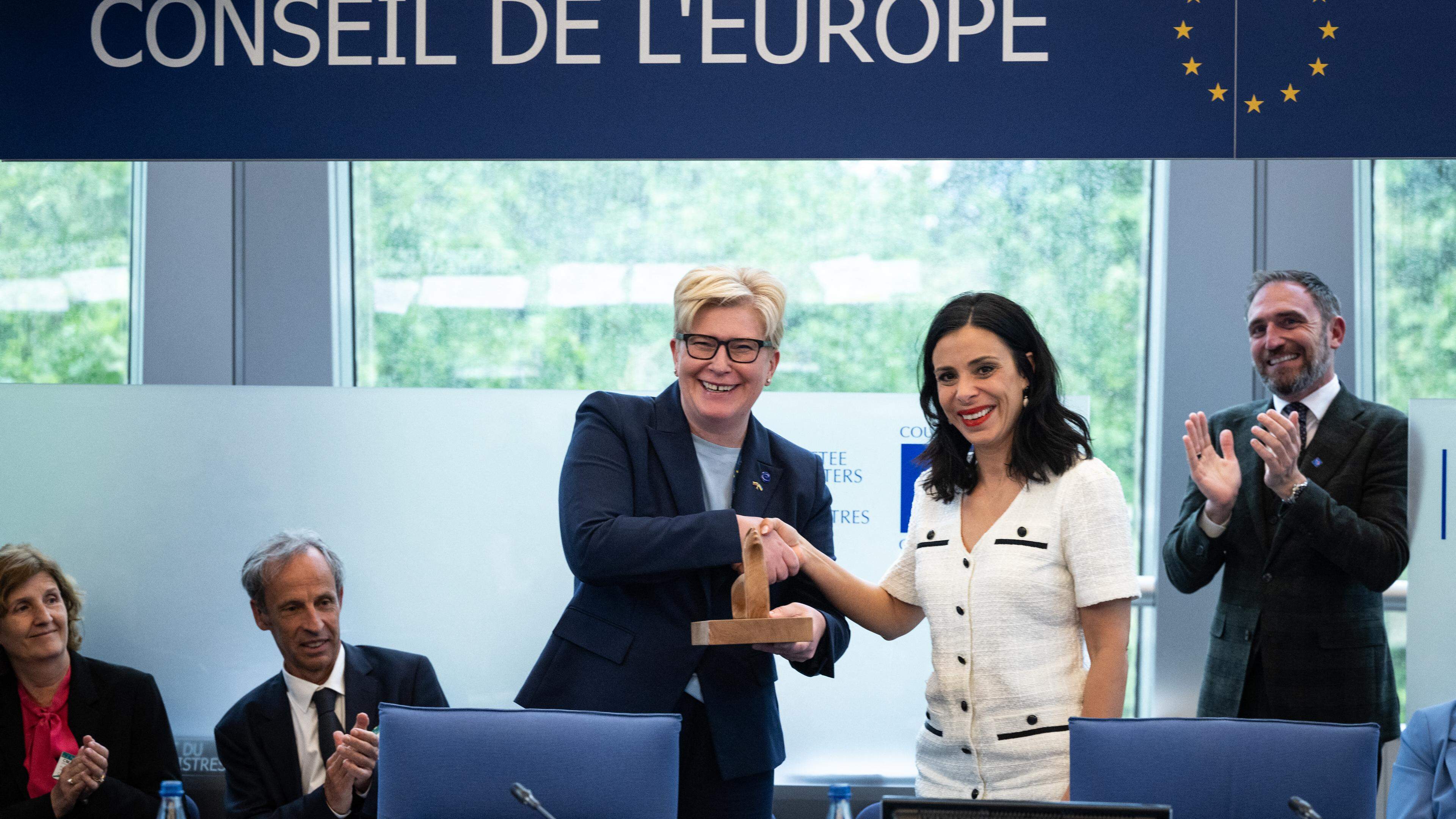 La Première ministre lituanienne et nouvelle présidente du Comité des ministres du Conseil de l’Europe, Ingrida Simonyte, serre la main de son prédécesseur du Liechtenstein, Dominique Hasler.