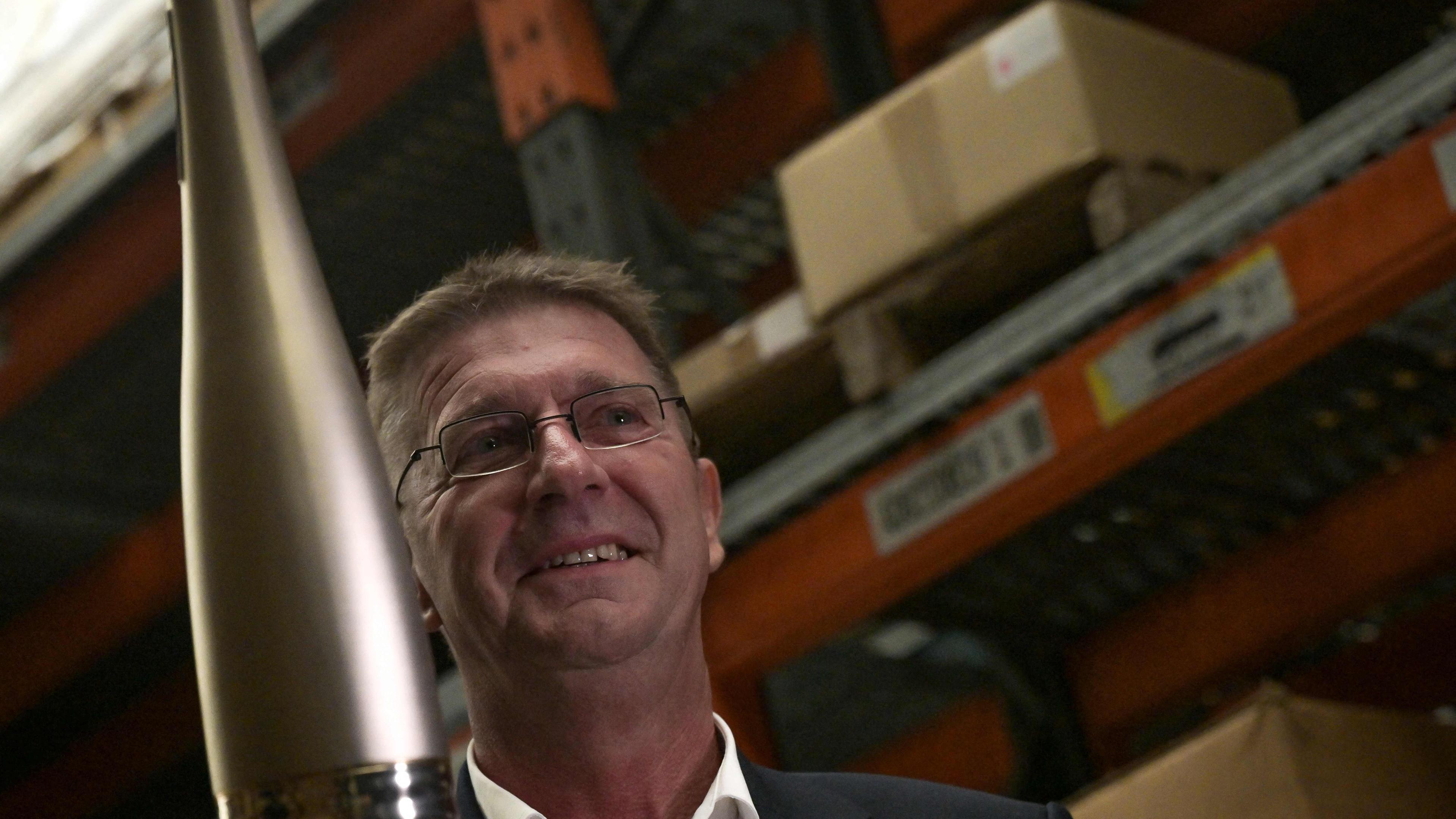 Eric Niedziela, président d'ArcelorMittal France, est le responsable de l'ensemble du projet de fabrication de la torche, dont il montre un exemplaire.