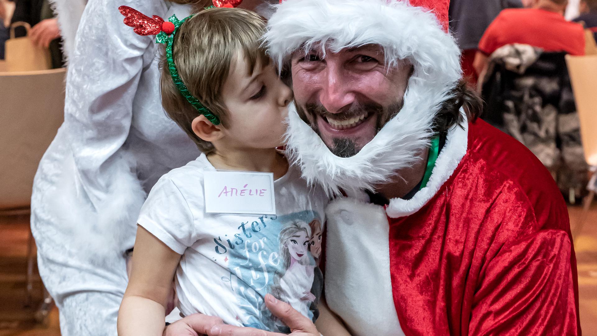 Une image vaut mille mots : la petite Amélie a remercié "Kleeschen" et son ange de Noël pour leurs superbes cadeaux en leur faisant un bisou.