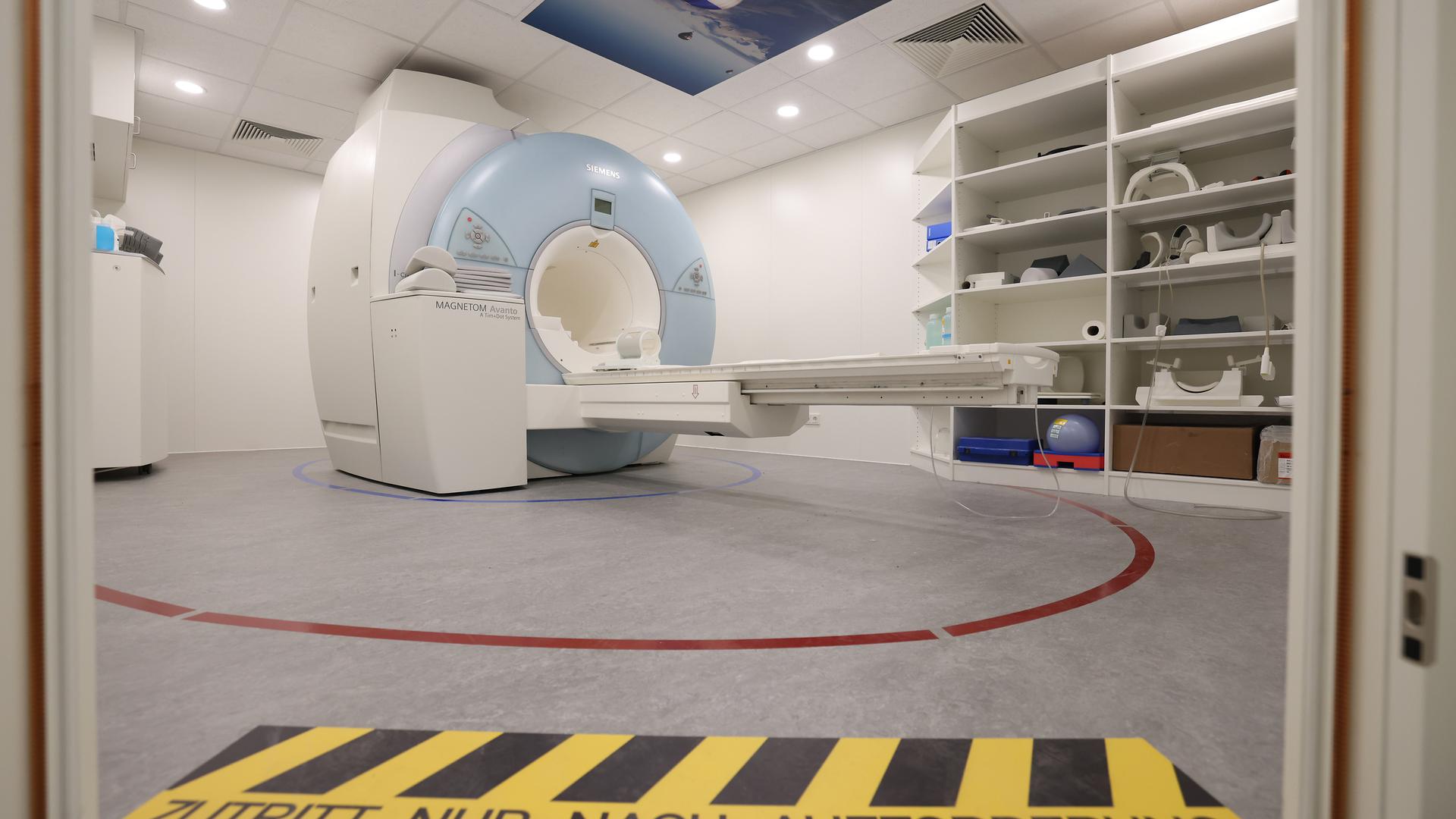 Au centre du débat, le service de radiologie avec IRM au Potaschbierg. Le patient a tout à gagner dans un système de santé qui offre de façon adéquate une médecine de proximité extrahospitalière, soulignent les auteurs.  