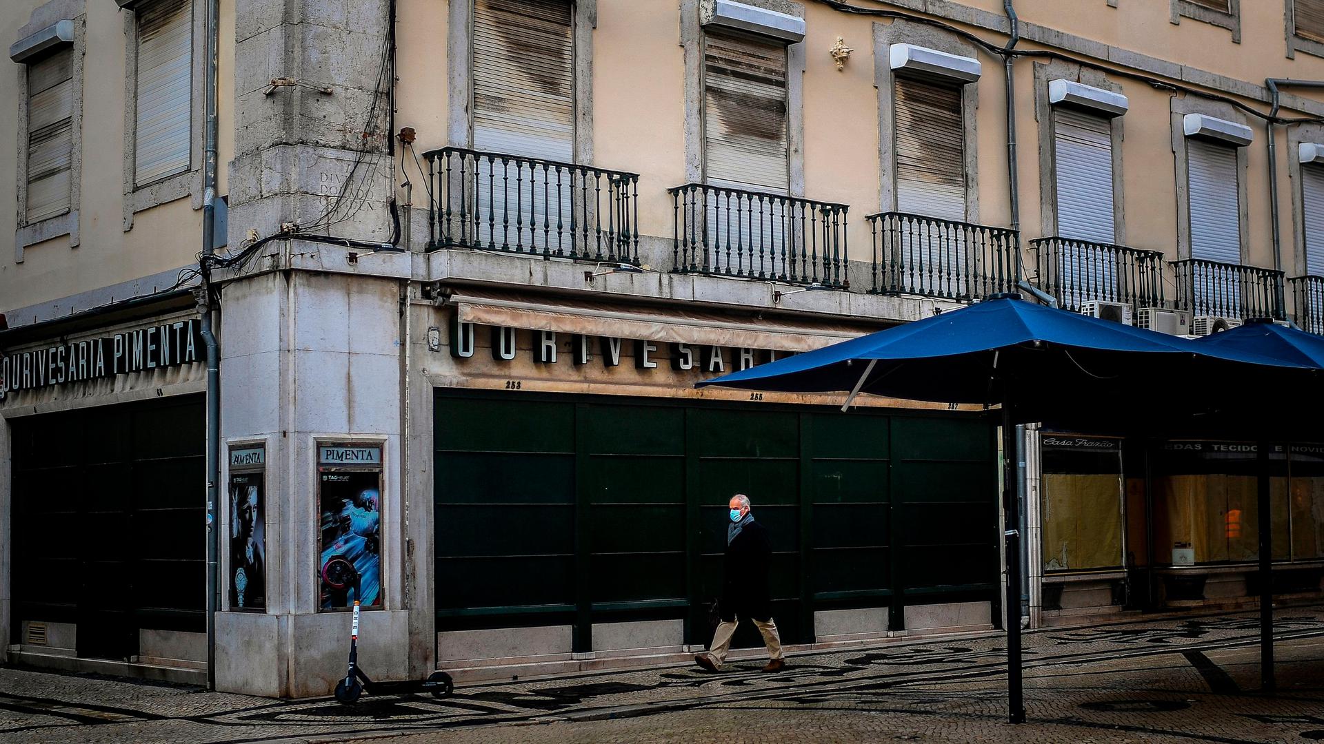 Si les rues du centre de Lisbonne sont moins fréquentées que d'ordinaire, de nombreux habitants sont toutefois sortis de chez eux en ce premier jour de confinement. 