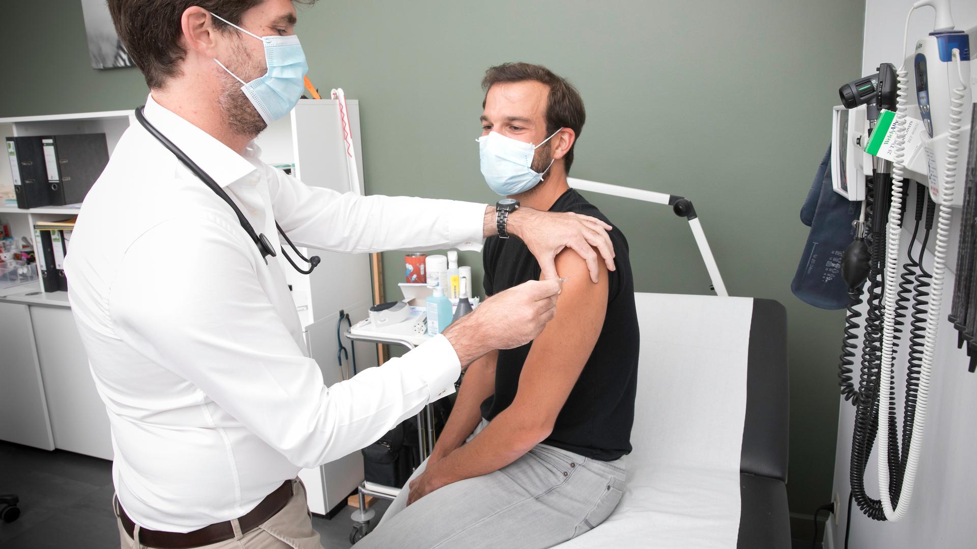 Contrairement au vaccin contre la grippe, les injections contre le covid-19 ne se feront pas en cabinet, mais dans cinq centres spécialisés.