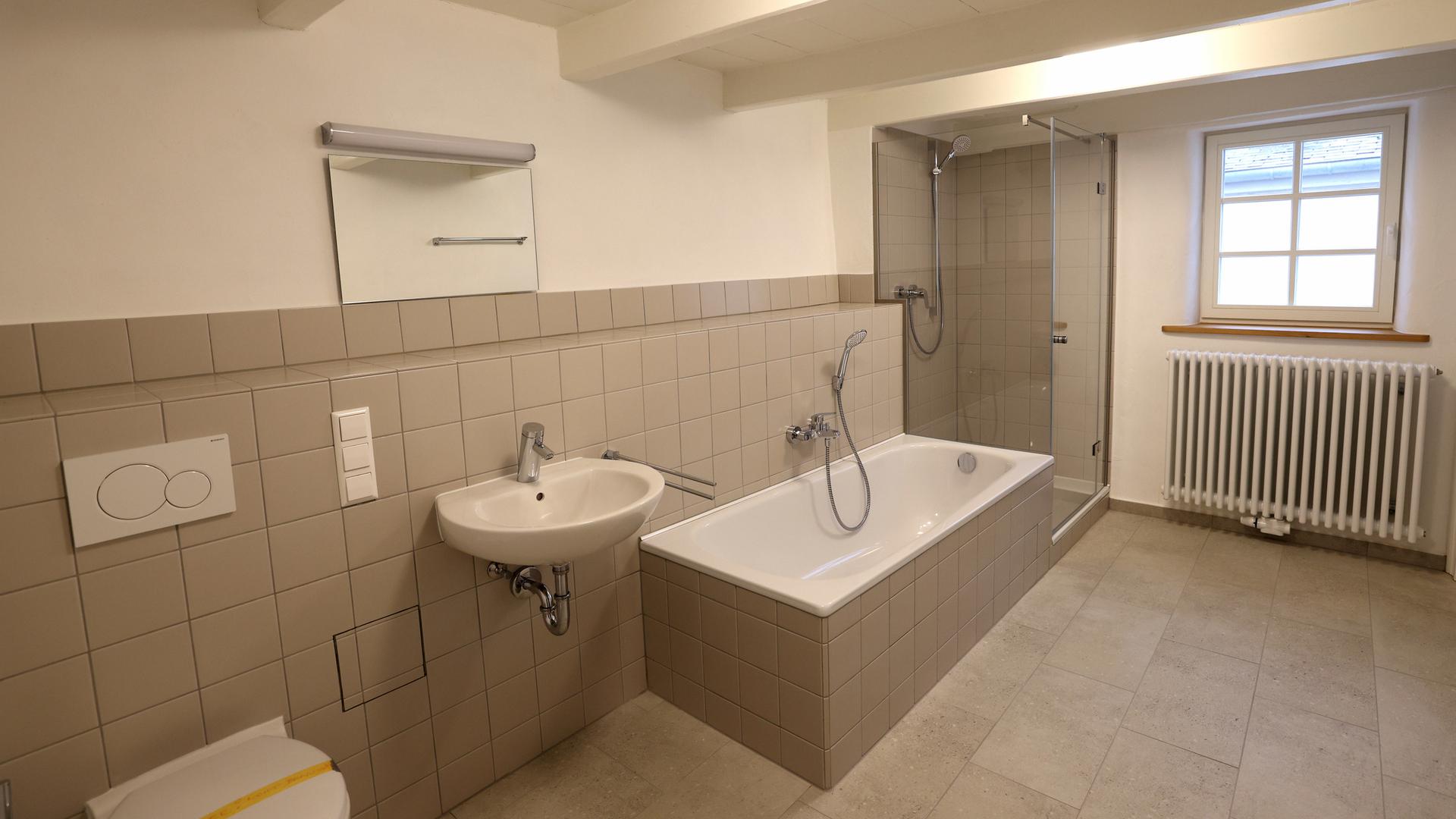 Carrelage moderne, baignoire et douche séparée, lumière du jour et en plus abordable - une rareté sur le marché du logement luxembourgeois. 