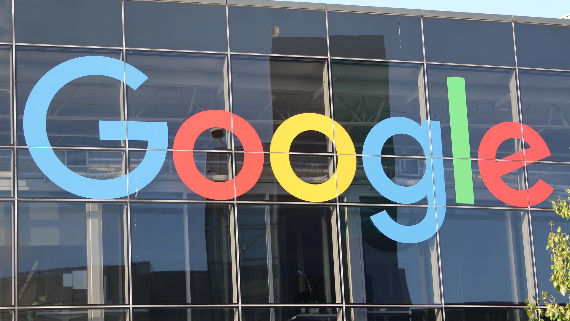 ARCHIV - 08.05.2018, USA, Mountain View: Das Logo von Google an der Fassade des Hauptsitzes des Mutterkonzerns Alphabet. Google will mit einem Streaming-Dienst für Videospiele ins Games-Geschäft einsteigen. Foto: Christoph Dernbach/dpa +++ dpa-Bildfunk +++
