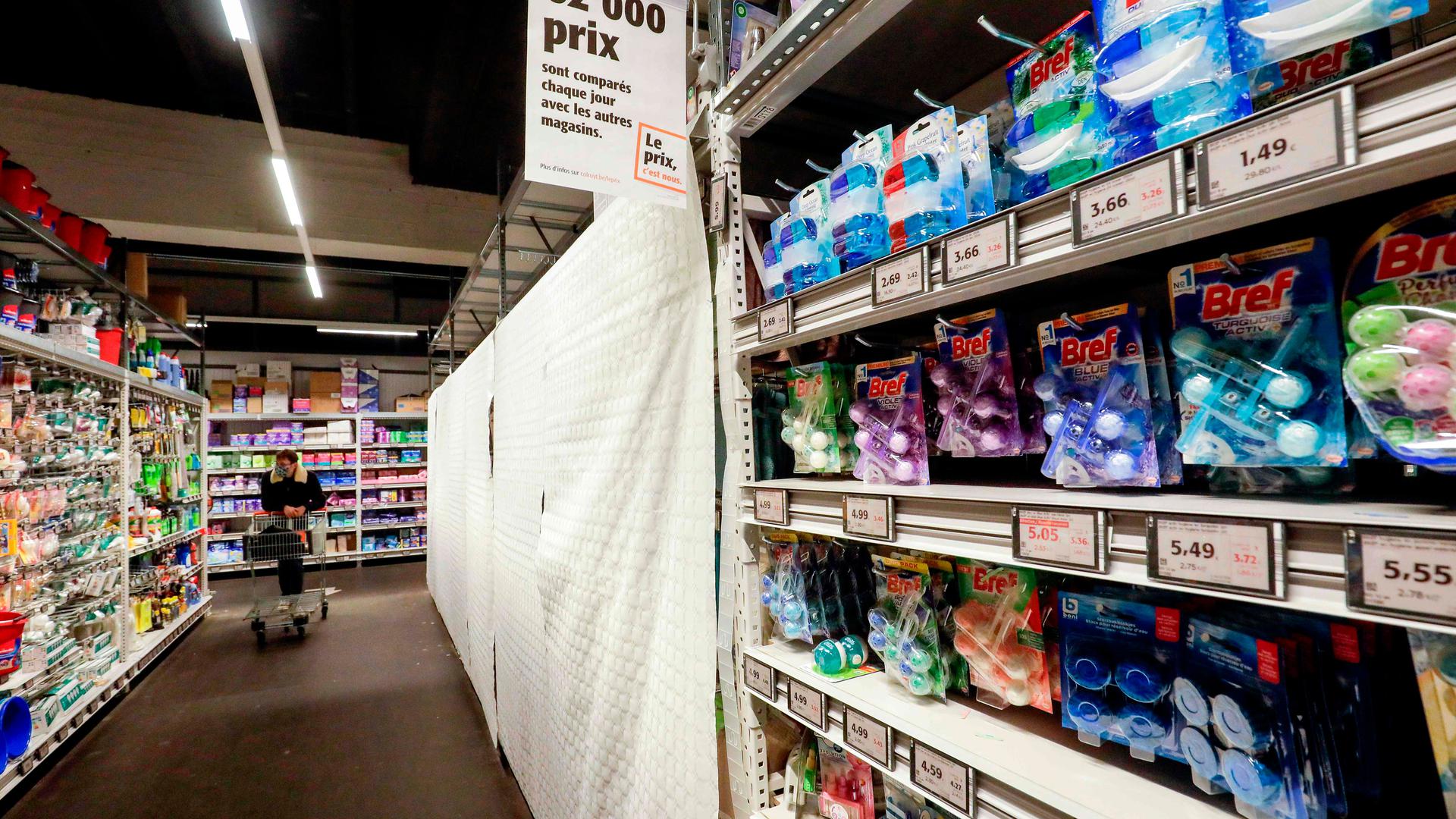 Les supermarchés devront rendre inaccessibles les rayons des produits non essentiels.