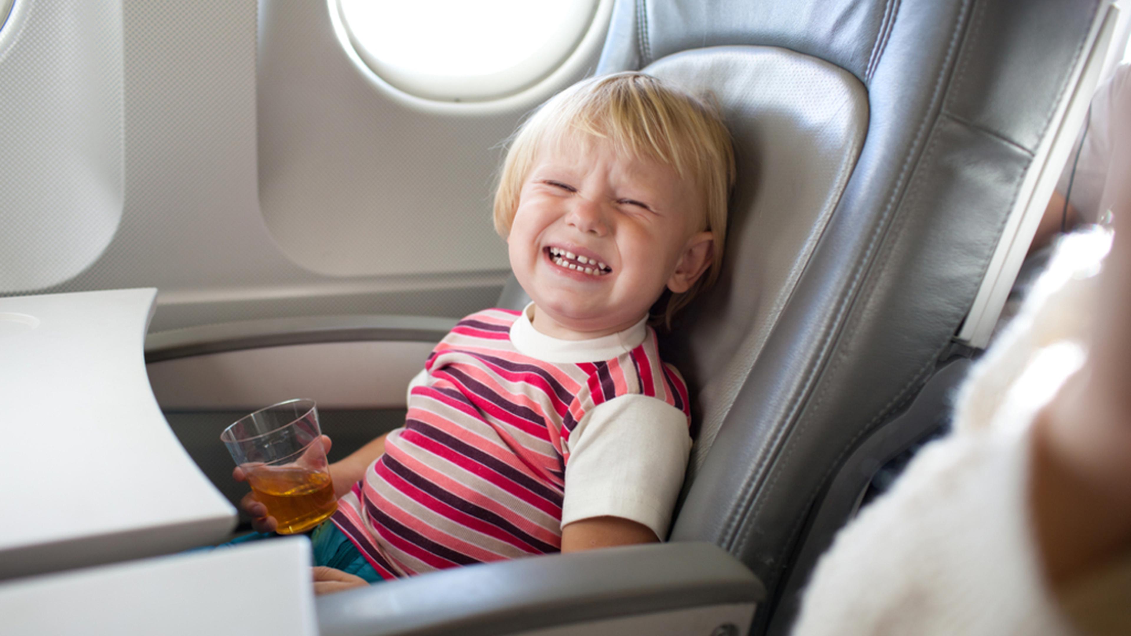 Pour occuper vos enfants en avion, préférez les jeux manuels à