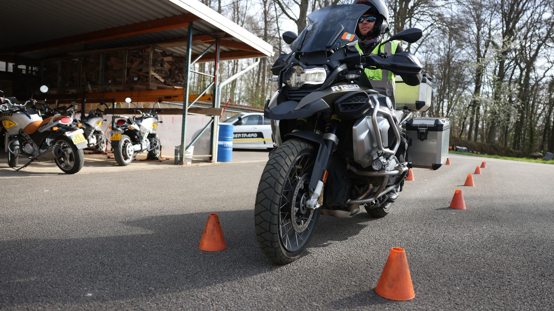Le «Circuit Auto-École Bertrand» jouxte directement la prison de Schrassig.