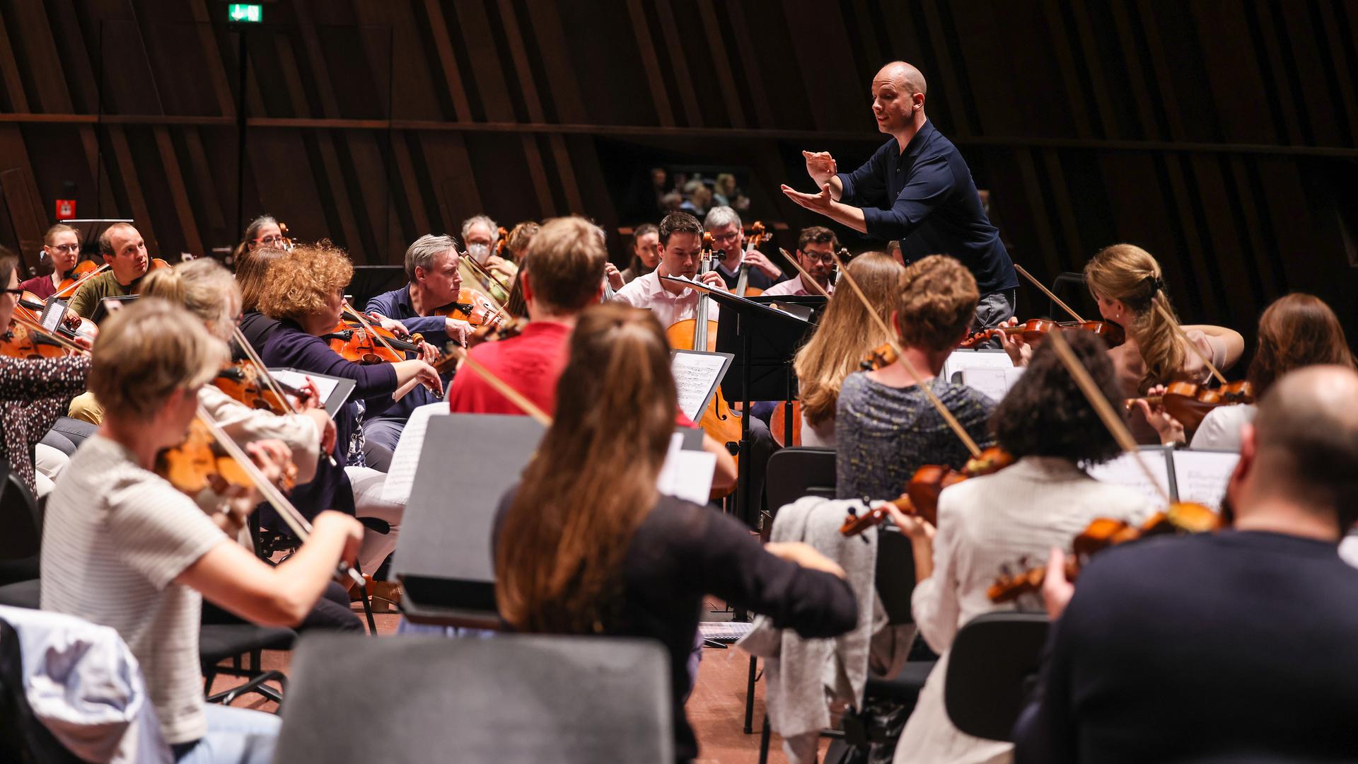  L'orchestre et son chef Benjamin Schäfer ont débuté les répétitions le 28 février dernier.