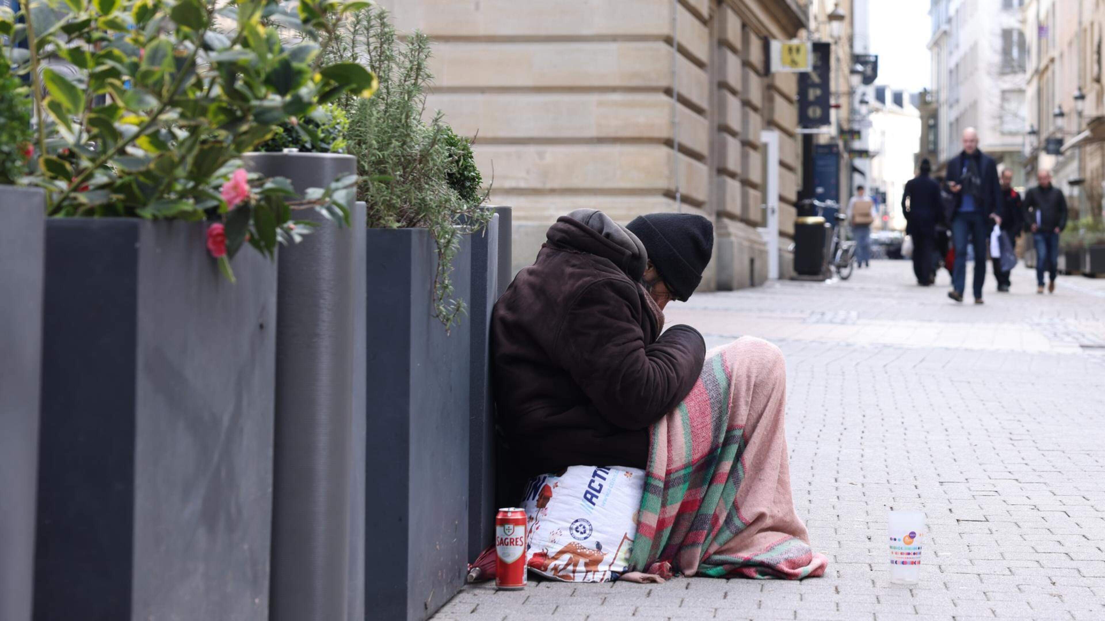 Luxembourg City beggars could face €250 fine or prison - Vimarsana News