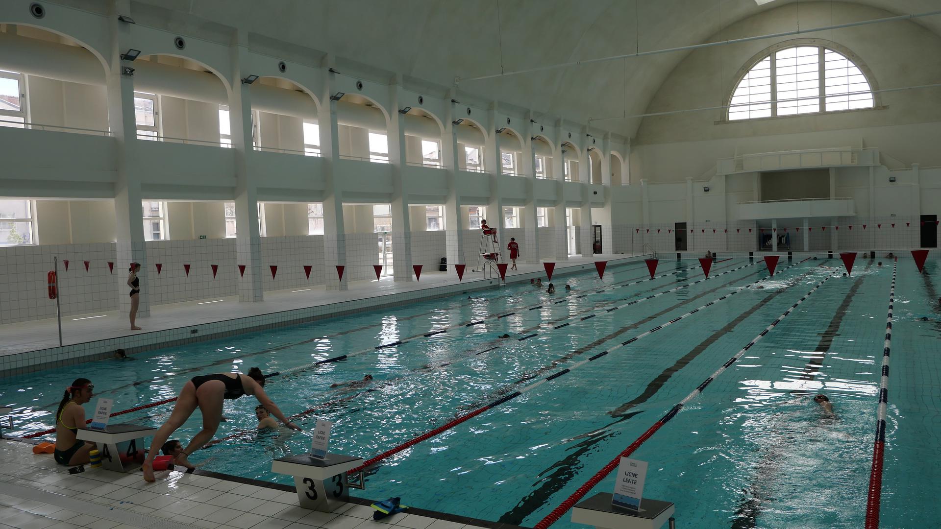 La piscine olympique en intérieur est accessible toute l'année.