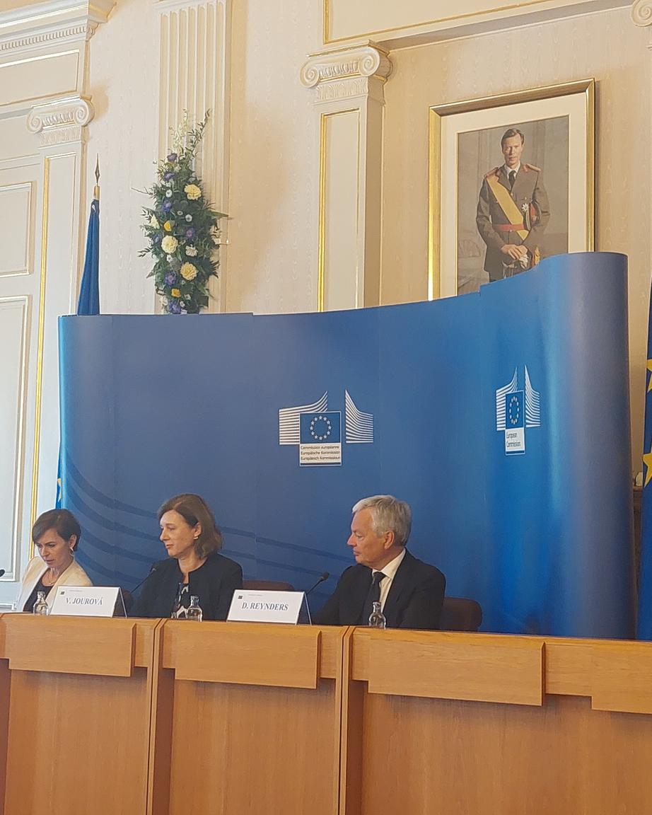 La vice-présidente de la Commission européenne Věra Jourová (au milieu) et le commissaire européen Didier Reynders.