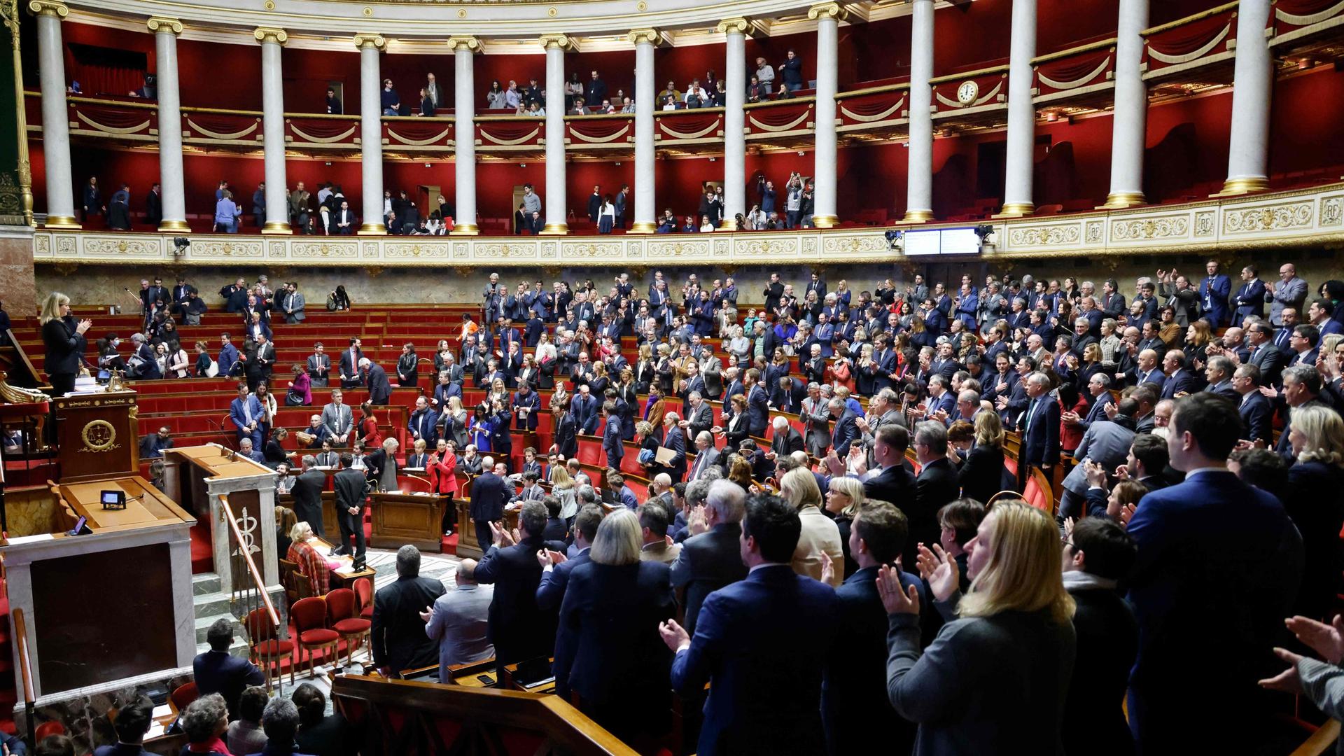 Les députés de la majorité présidentielle, des Républicains et du Rassemblement national ont entonné la Marseillaise tandis que ceux de la Nupes quittaient l'hémicycle.