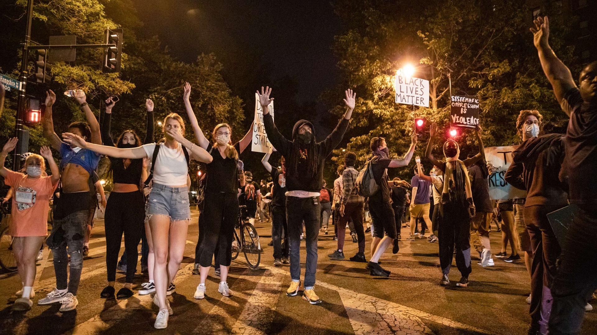 Manifestations multiraciales, pacifiques ou plus violentes, secouent maintenant le pays depuis une semaine.