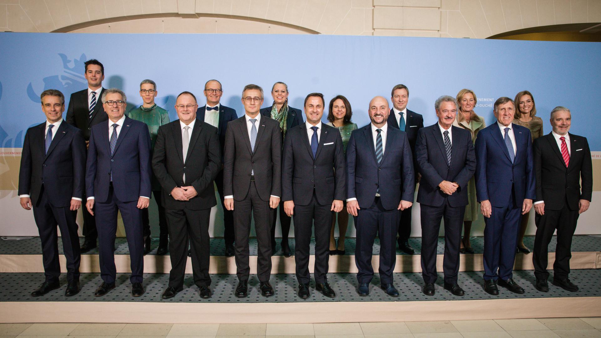 La photo officielle du nouveau gouvernement DP-Les Verts-LSAP.