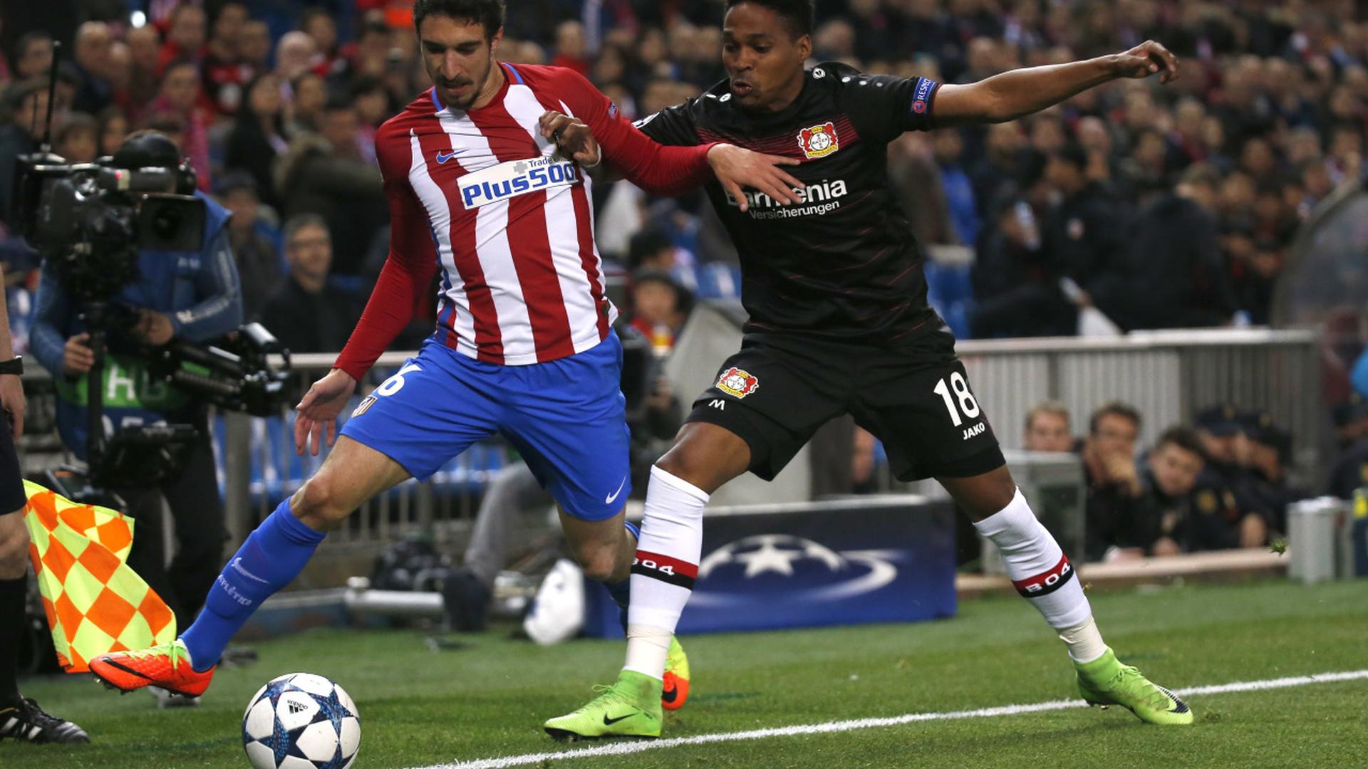 Duel le long de la ligne de touche entre Sime Vrsaljko (Atlético Madrid, à g.) et Wendell (Bayer Leverkusen, en noir)