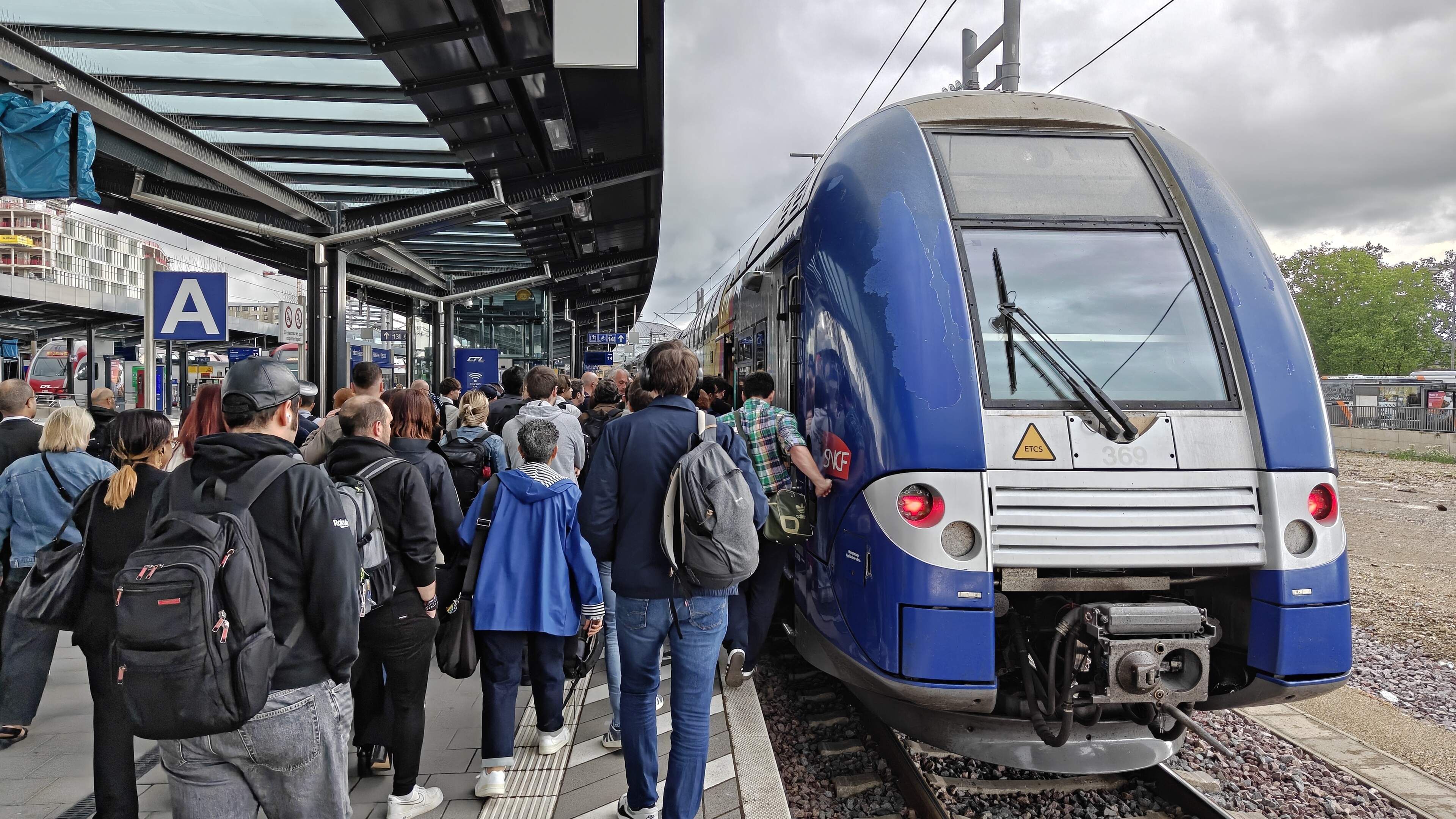 French rail strike to cause problems for commuters on Wednes