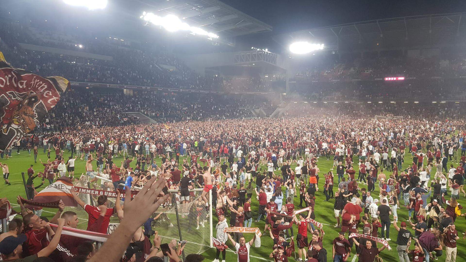 Au coup de sifflet final, la pelouse du stade Saint-Symphorien a été prise d'assaut par les supporters.