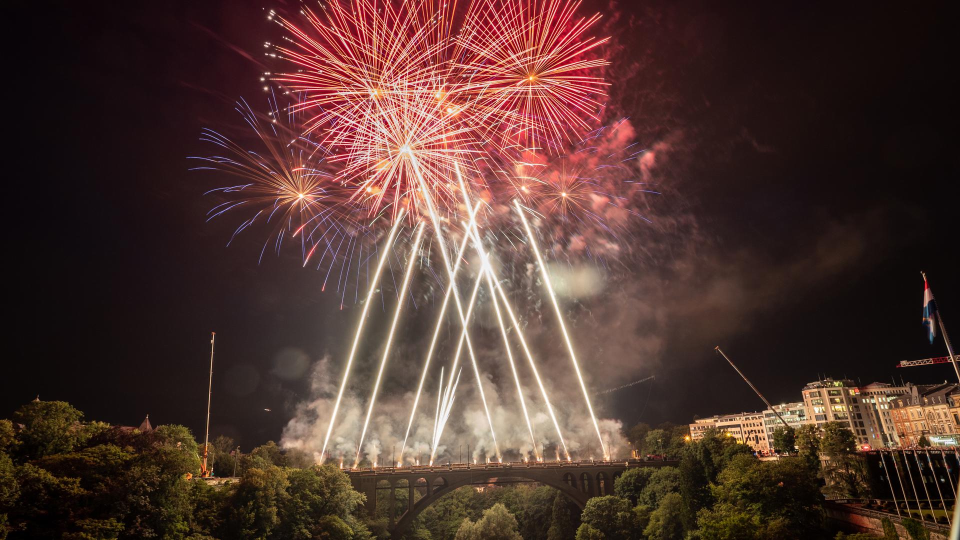 OLYMPUS DIGITAL CAMERAfestivités fête nationale - cortège de la retraite aux flambeaux - feu d'artifice en l'honneur du Grand-Duc  - Luxembourg - Ville -  - 22/06/2022 - photo: claude piscitelli