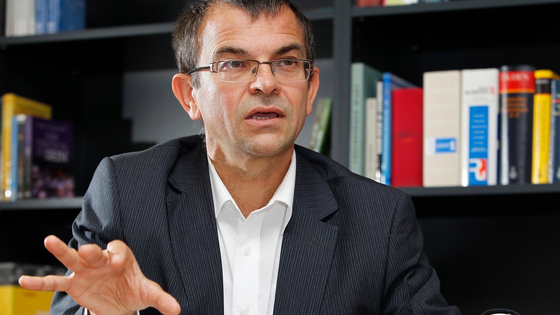 Chercheur au Cefis, Sylvain Besch estime que la sensibilisation à la vie politique des résidents étrangers ne doit pas se faire uniquement à l'approche des élections.