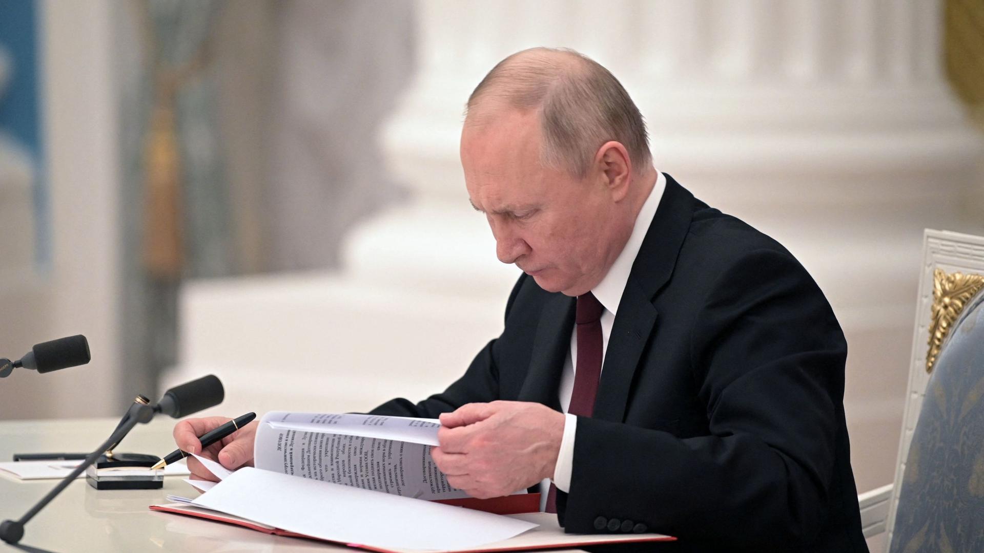 Le Kremlin a critiqué les expulsions massives de diplomates russes de pays occidentaux,.