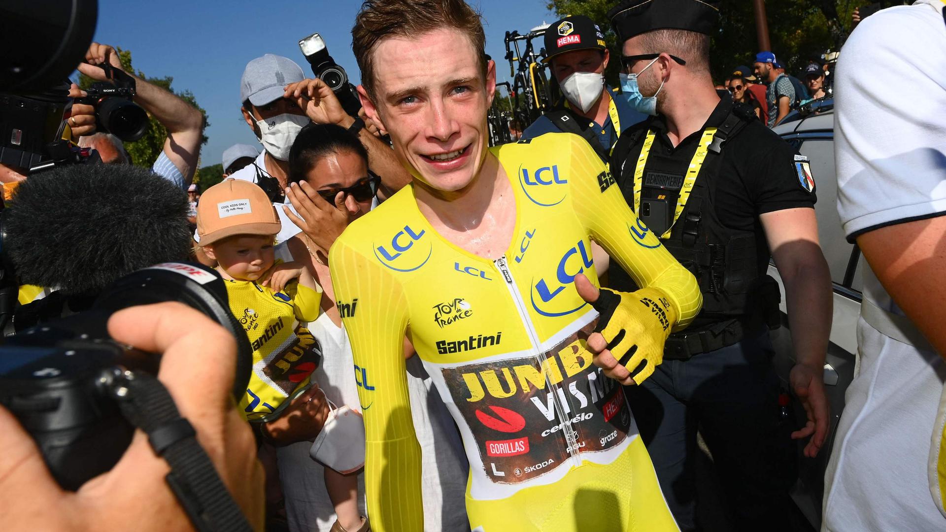 Jumbo-Visma team's Danish rider Jonas Vingegaard wearing the overall leader's yellow jersey celebrates after the 20th stage of the 109th edition of the Tour de France cycling race, 40,7 km individual time trial between Lacapelle-Marival and Rocamadour, in southwestern France, on July 23, 2022. (Photo by Tim de Waele / POOL / AFP)