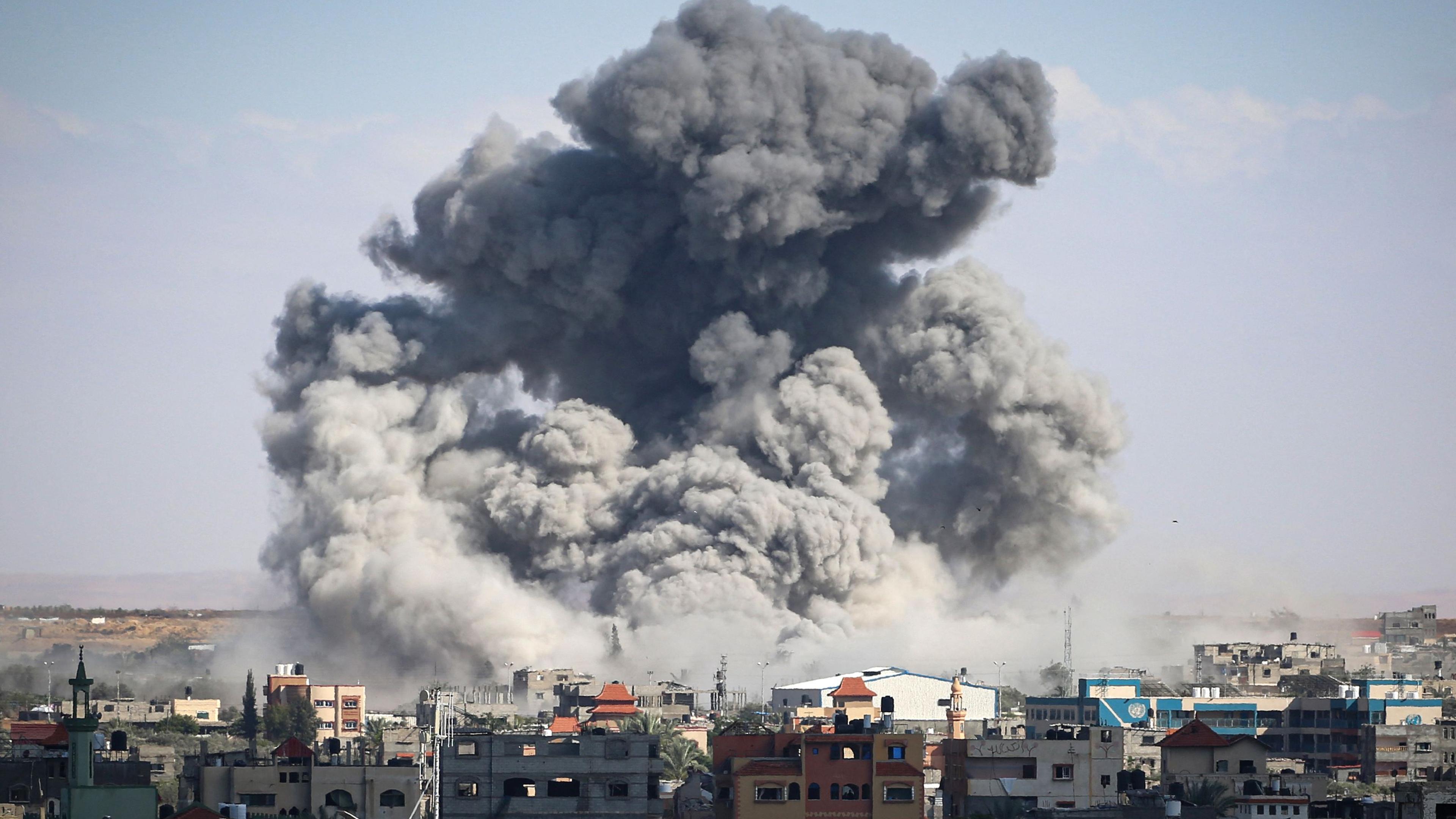 Bombardement israélien dans la ville de Rafah surpeuplée.