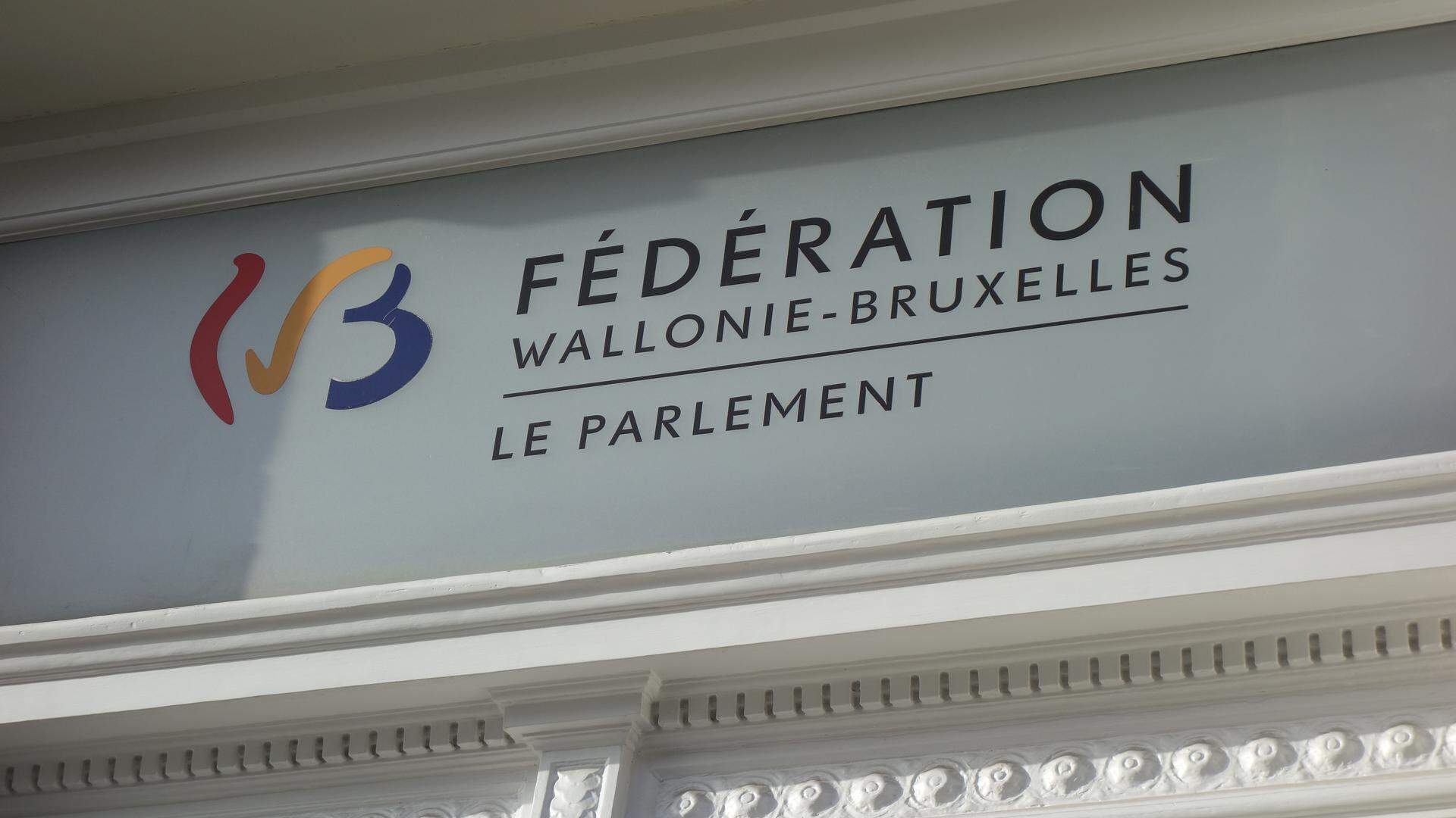 Tout laisse penser que le marché public portant sur l’achat de ce mobilier a été taillé sur mesure pour une société namuroise qui l’a finalement emporté.