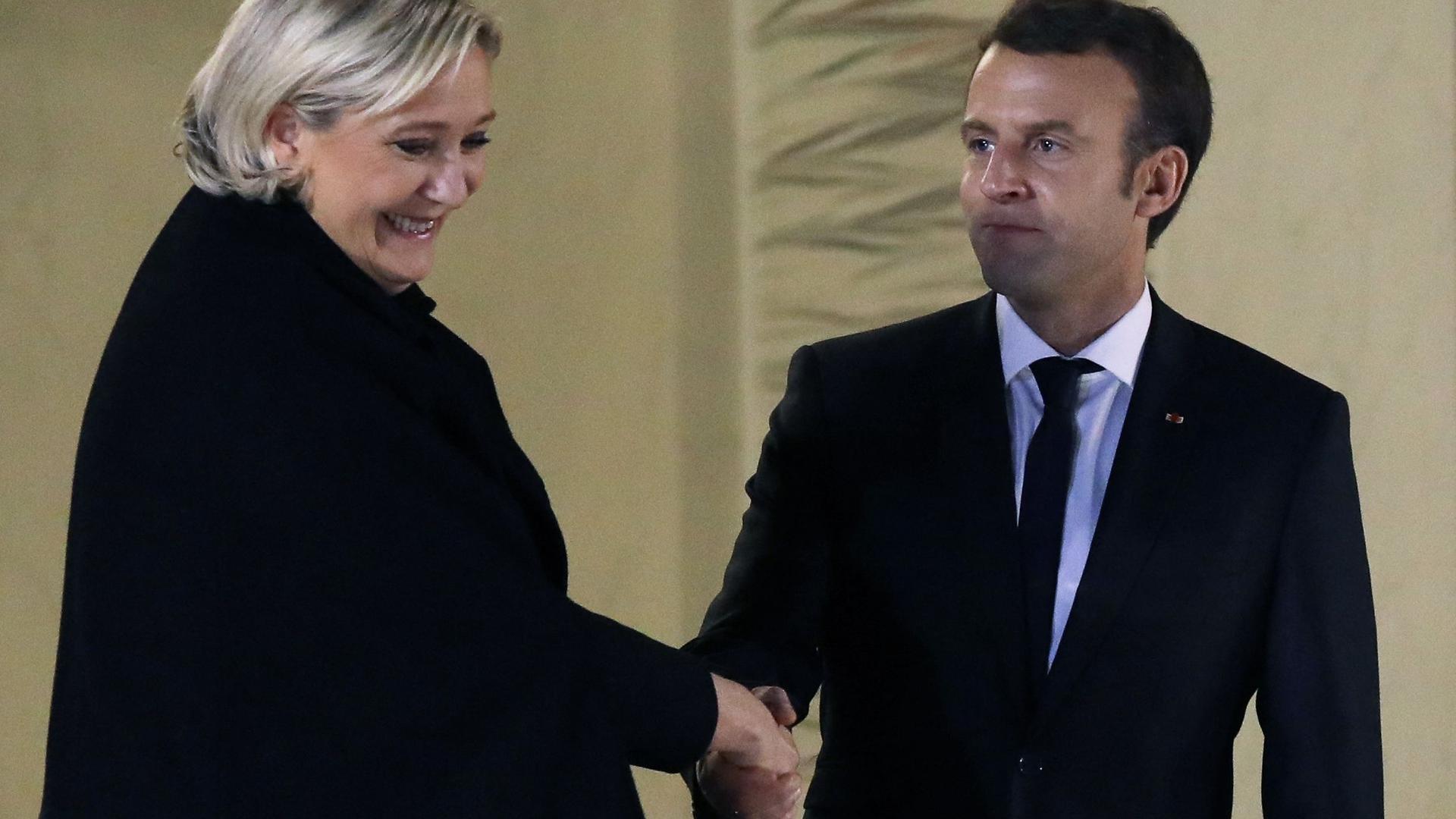 Le duel s'annonce serré entre Marine Le Pen et Emmanuel Macron.