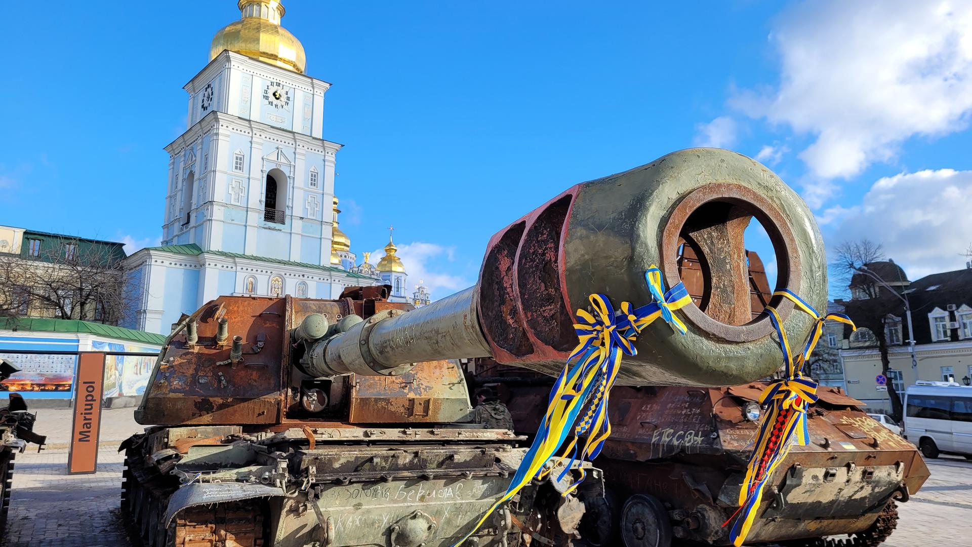 De même, des chars russes, des véhicules civils détruits et d'autres témoignages de la guerre se trouvent actuellement devant le célèbre monastère Saint-Michel à Kiev.