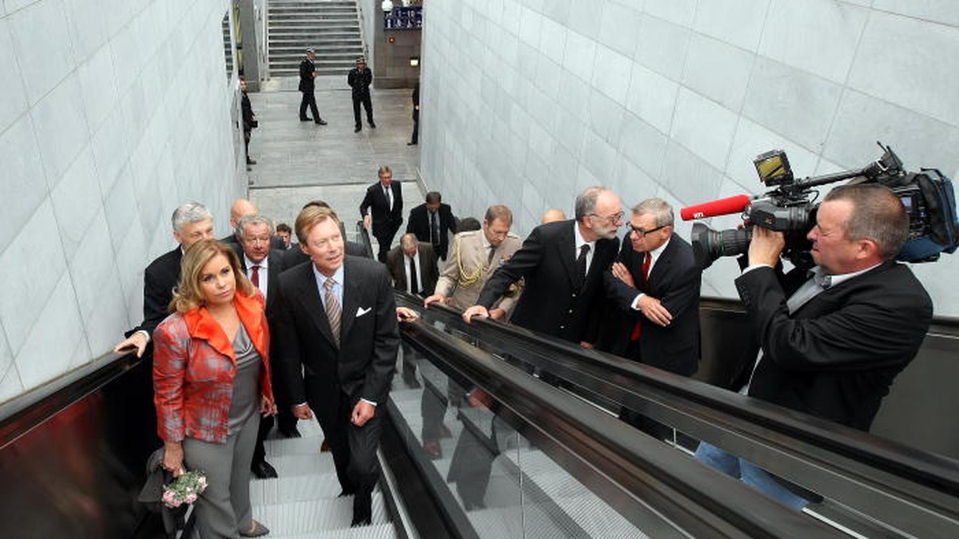 Le coupe grand-ducal a visité le nouvelles infrastructures de la gare et notamment les escaliers roulants.