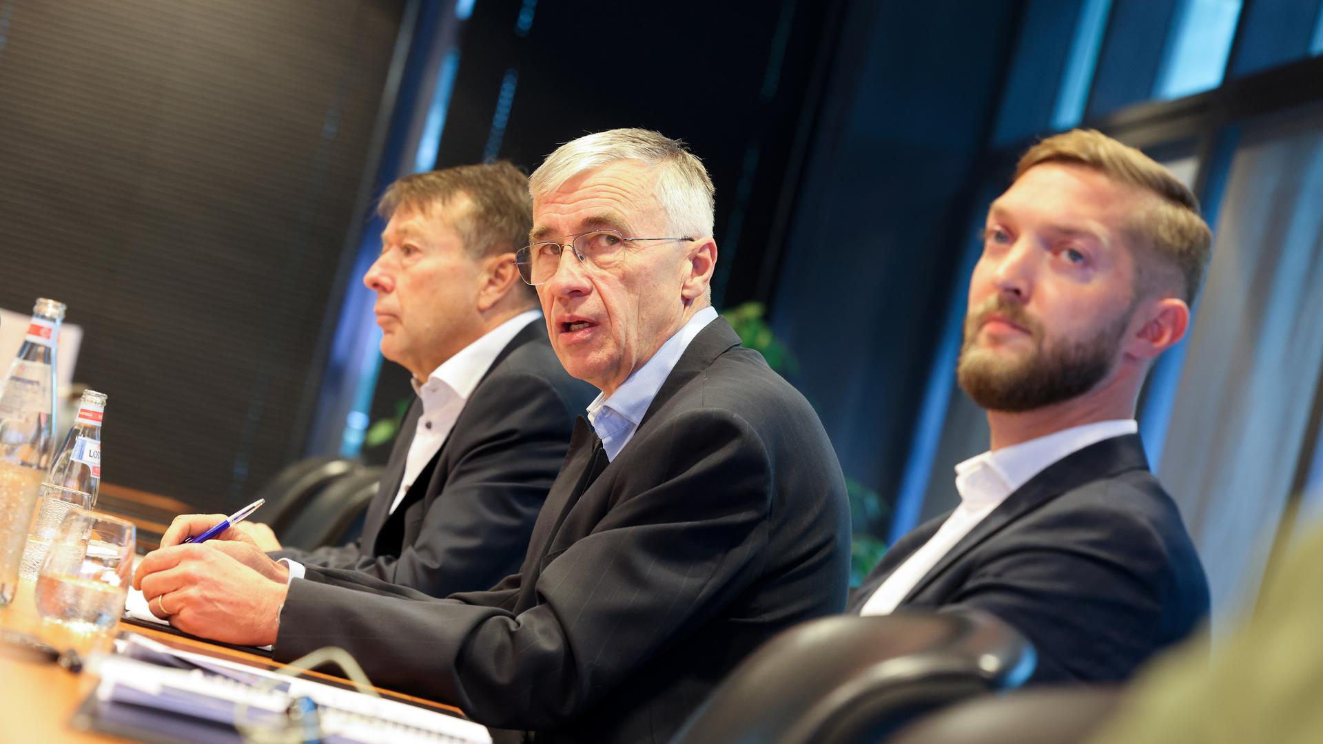 Romain Hoffmann (au centre), président du GEML, explique que de 2019 à 2021, les ventes de diesel ont diminué de 21%.