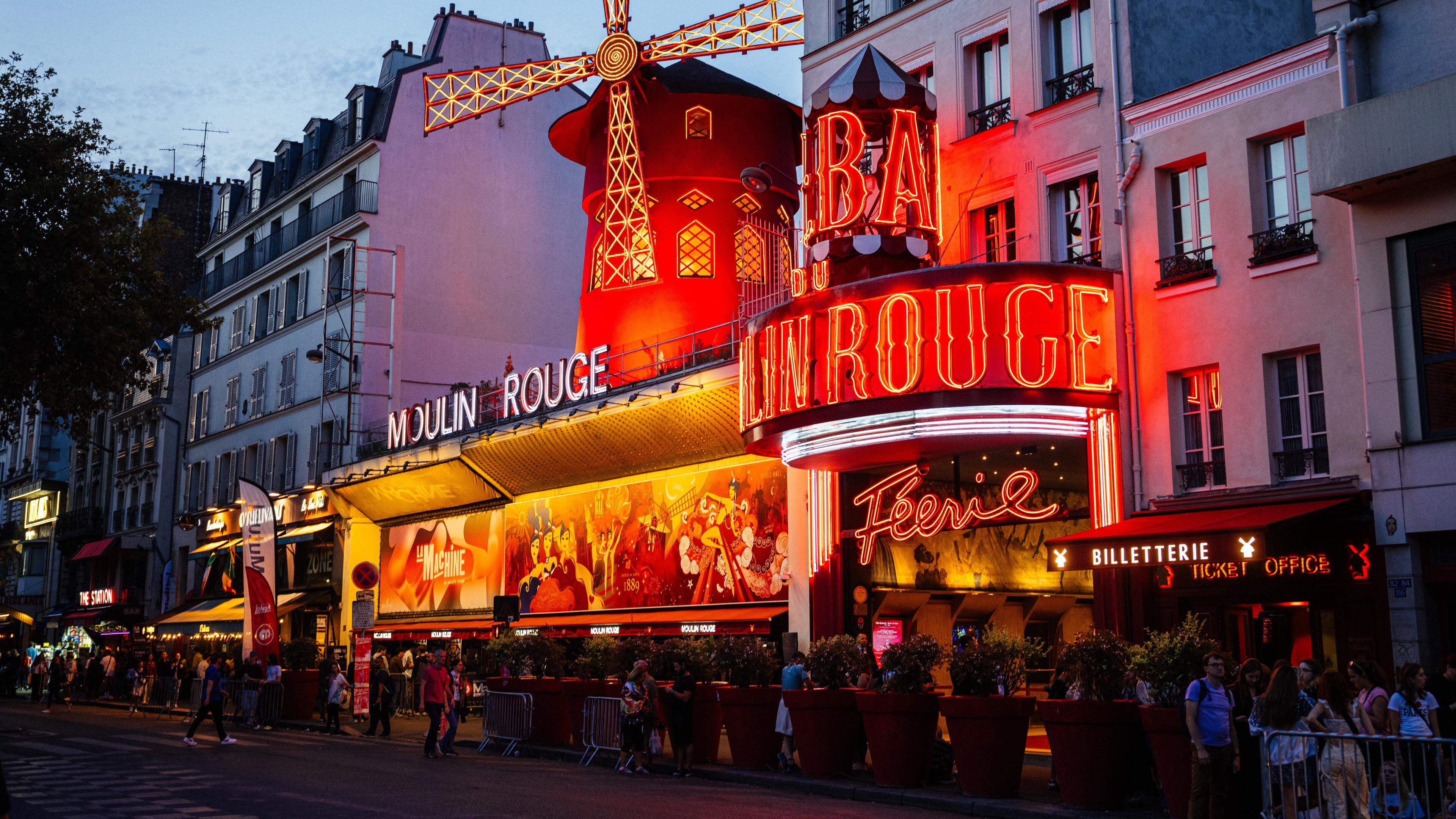 Le Moulin Rouge, cabaret emblématique de Paris. Il a perdu ses ailes cette nuit.