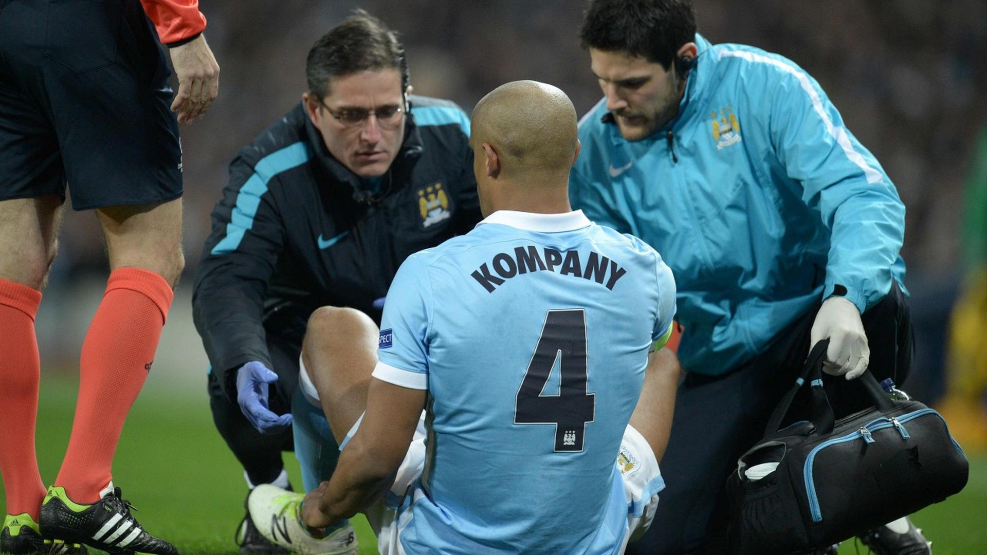 Une des images de la soirée à Manchester: le capitaine belge de City Vincent Kompany se blesse à un mollet et doit céder sa place après seulement 6 minutes de jeu
