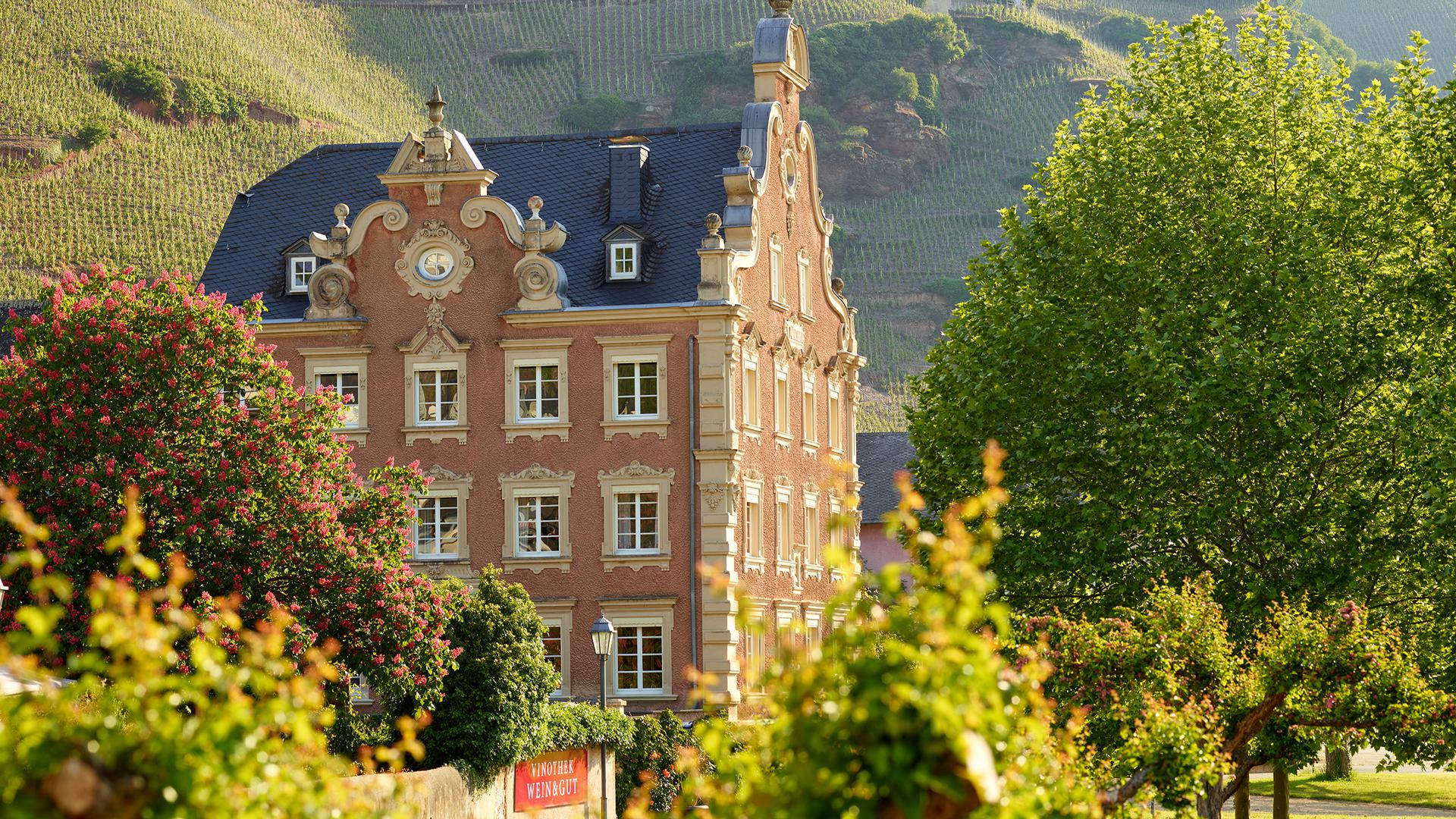 La Moselle, de Toul à Coblence, offre de magnifiques domaines viticoles. Ici, le Mönchhof à Ürzig. 
