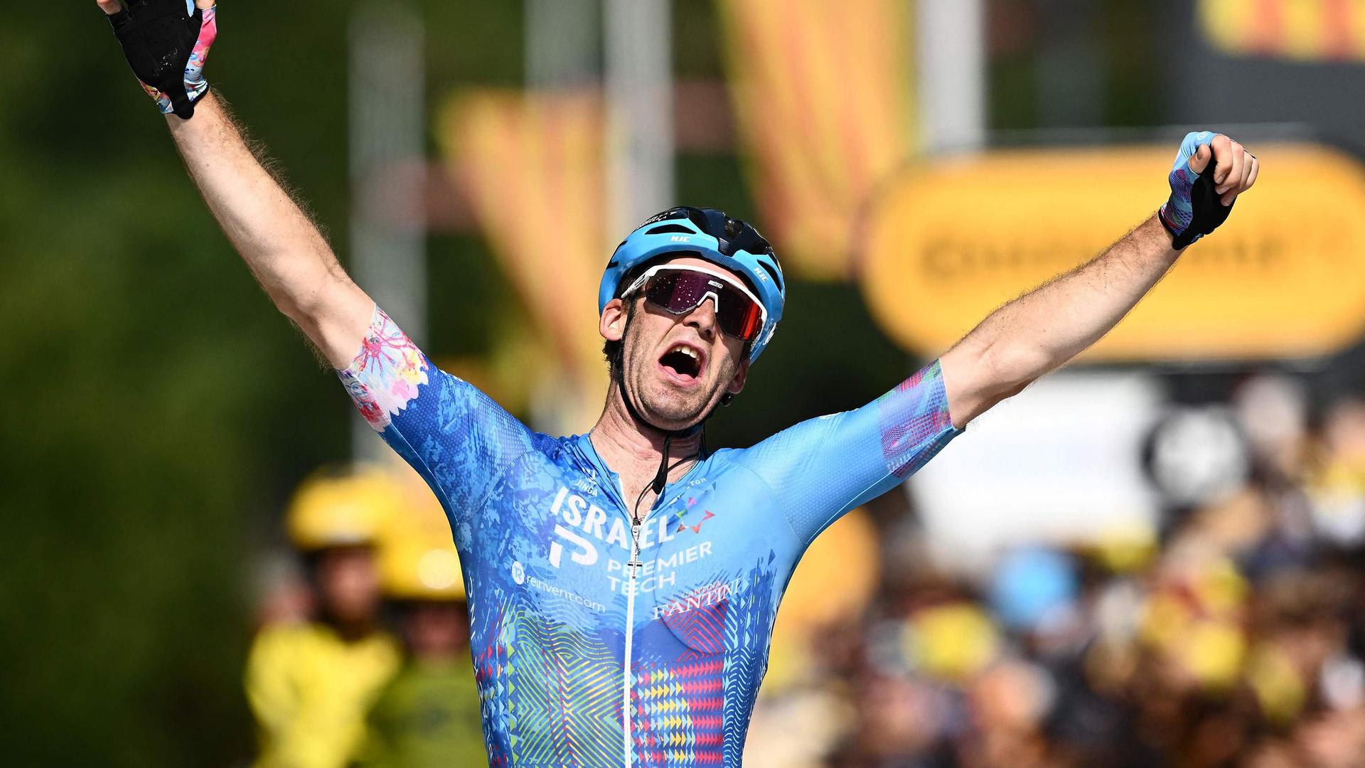 TOPSHOT - Israel-Premier Tech team's Canadian rider Hugo Houle celebrates as he cycles to the finish line to win the 16th stage of the 109th edition of the Tour de France cycling race, 178,5 km between Carcassonne and Foix in southern France, on July 19, 2022. (Photo by Marco BERTORELLO / AFP)