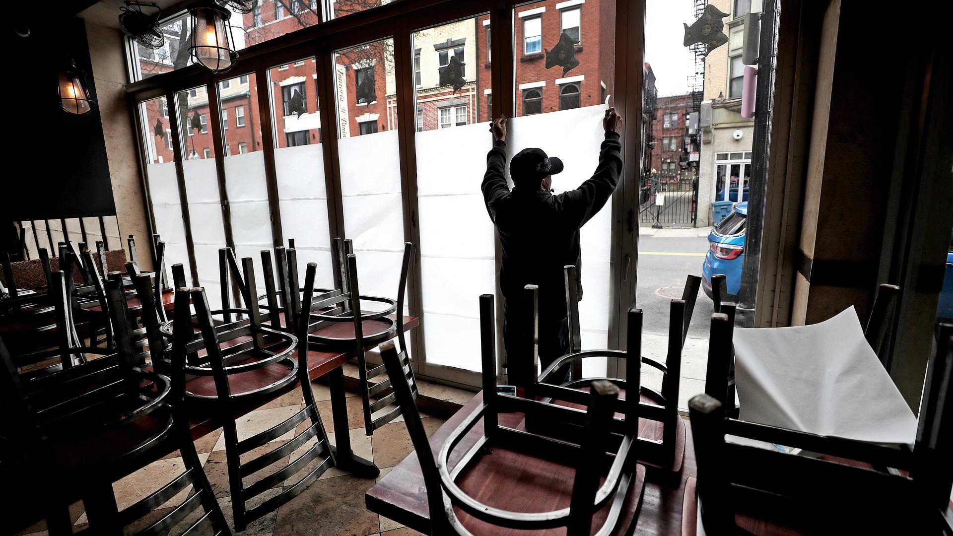 Pour trois semaines, bars et restaurants n'auront plus le droit d'ouvrir.