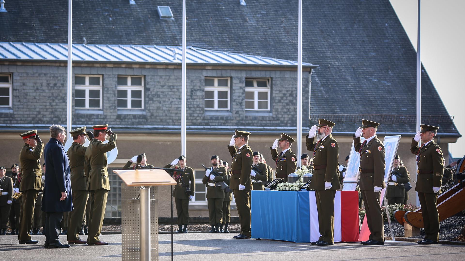 Le Grand-Duc, le prince Sébastien, accompagnés du ministre de la Défense, François Bausch, et du chef d’état-major de l’armée, général Alain Duschène, ont assisté à la cérémonie.
