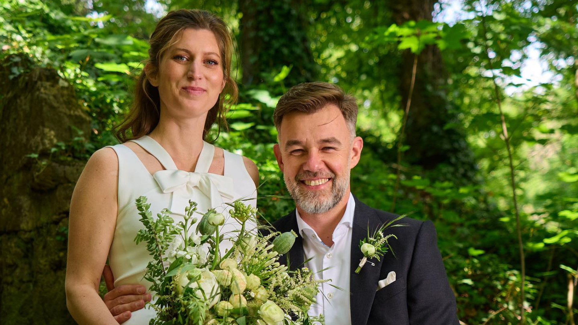 Franz Fayot et sa femme Kelsey Toedter rayonnent devant l'objectif en tant que nouveaux mariés. 