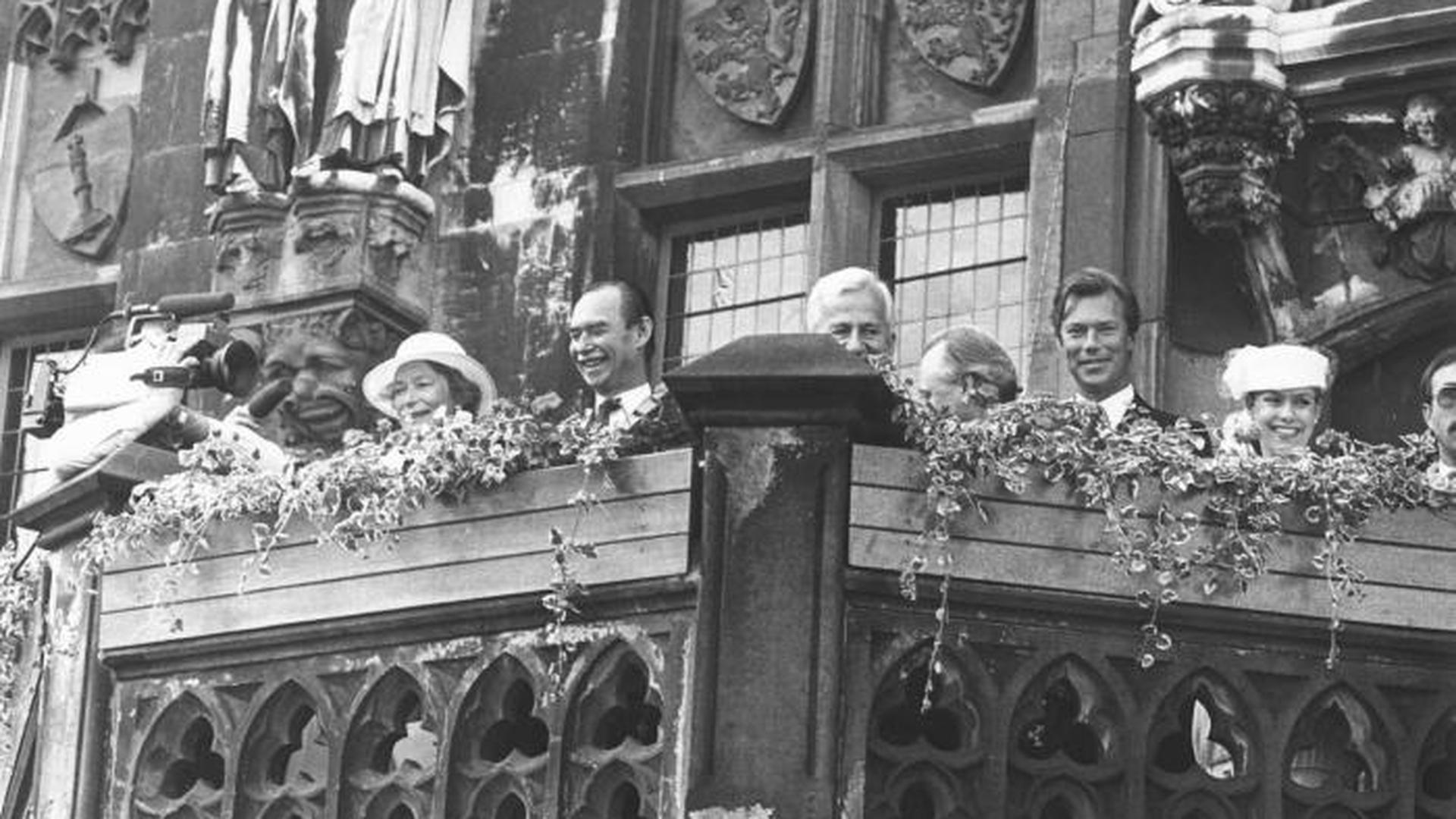 Le grand-duc Jean à Aix-les-Chapelles. On voit également à gauche la grande-duchesse Joséphine-Charlotte, à droite le président allemand Richard von Weizsäcker ainsi que le grand-duc héritierHenri et la grande-duchesse héritière Maria Teresa.