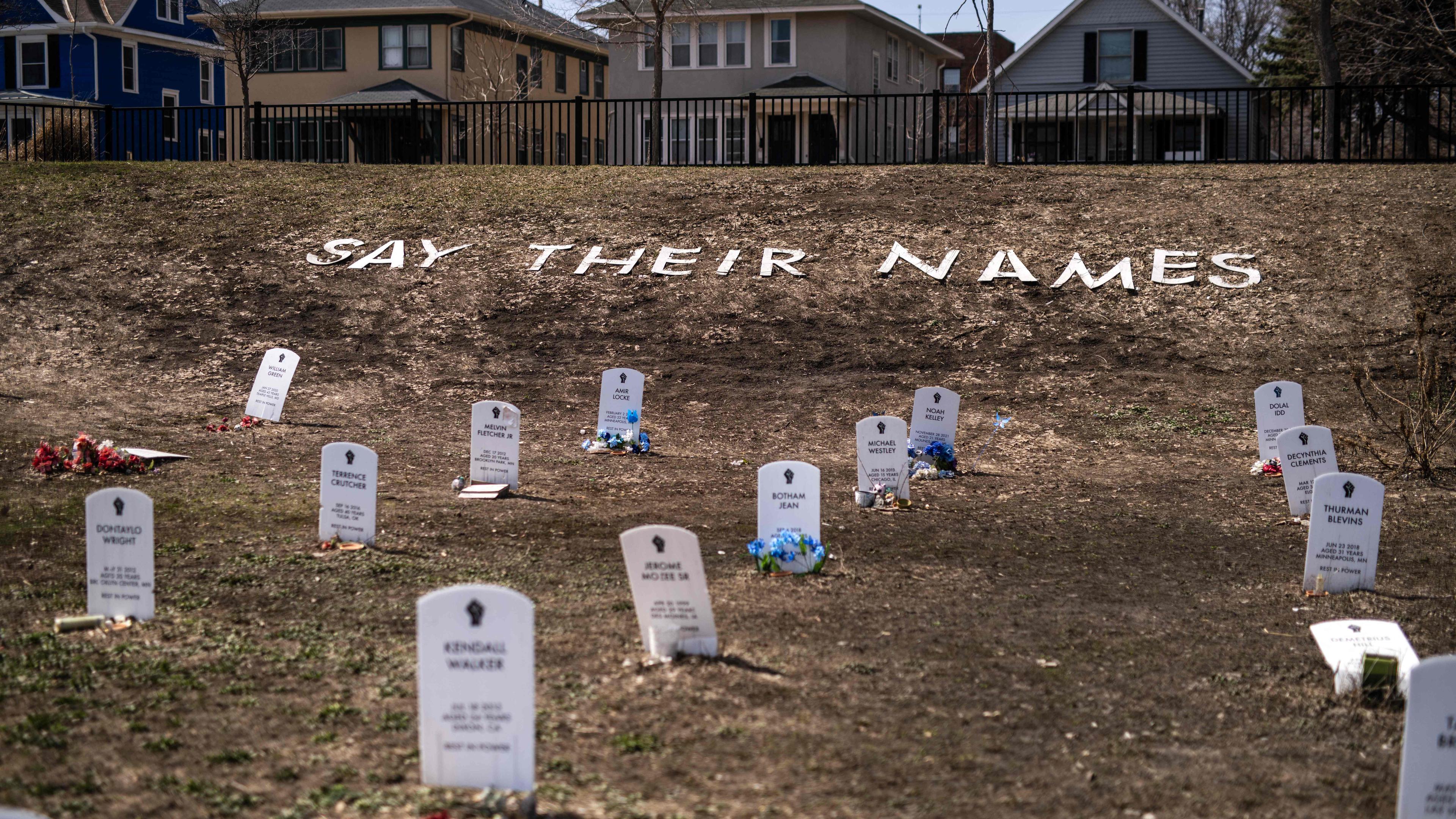 L'installation artistique "Say Their Names" sur la place George Floyd à Minneapolis, Minnesota, le 10 avril 2023, en hommage aux victimes afro-américaines de violences policières.