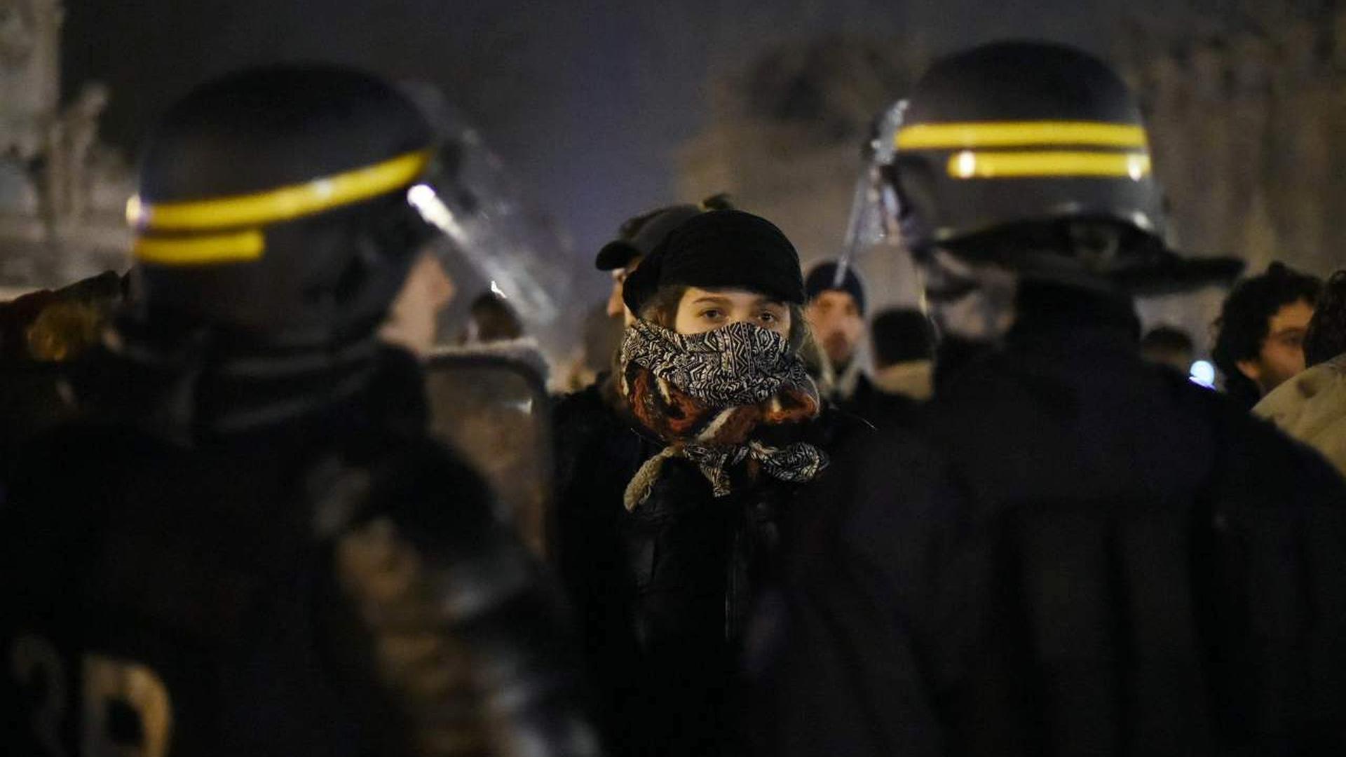 Les militants de la "Nuit debout" face à la police anti-émeutes.