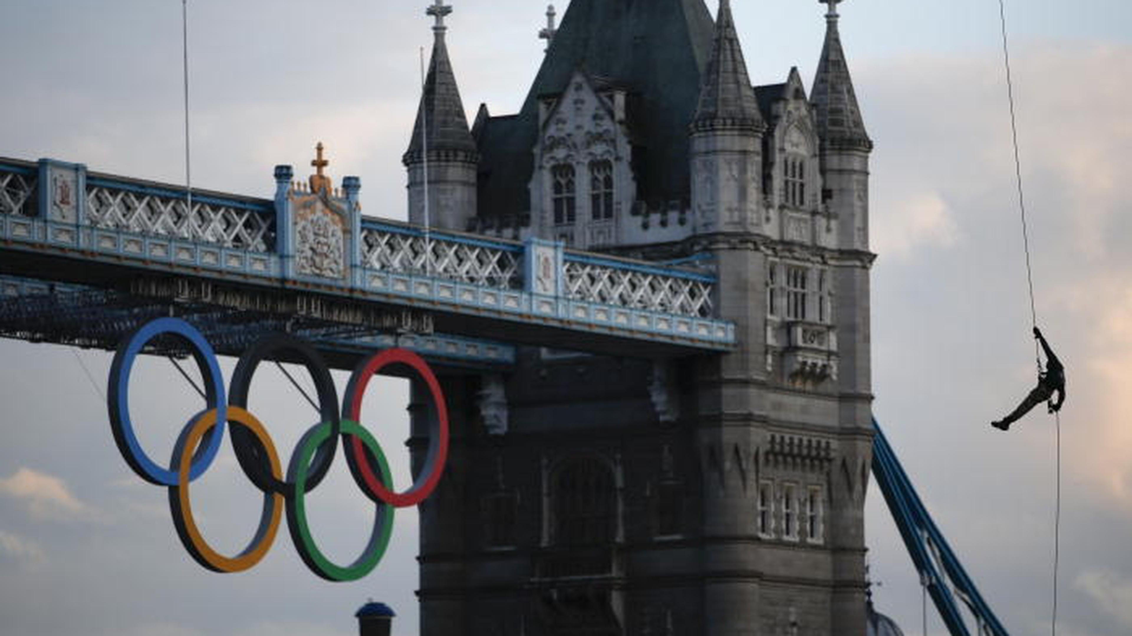 JO 2012 – La flamme olympique descend du ciel pour éblouir Londres