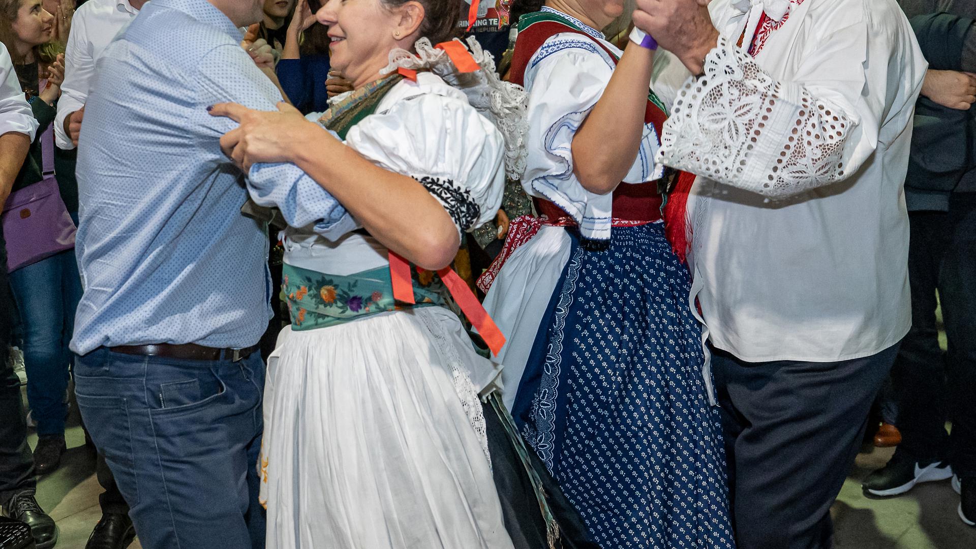 Des danses folkloriques étaient également proposées, entre autres, au stand tchèque.