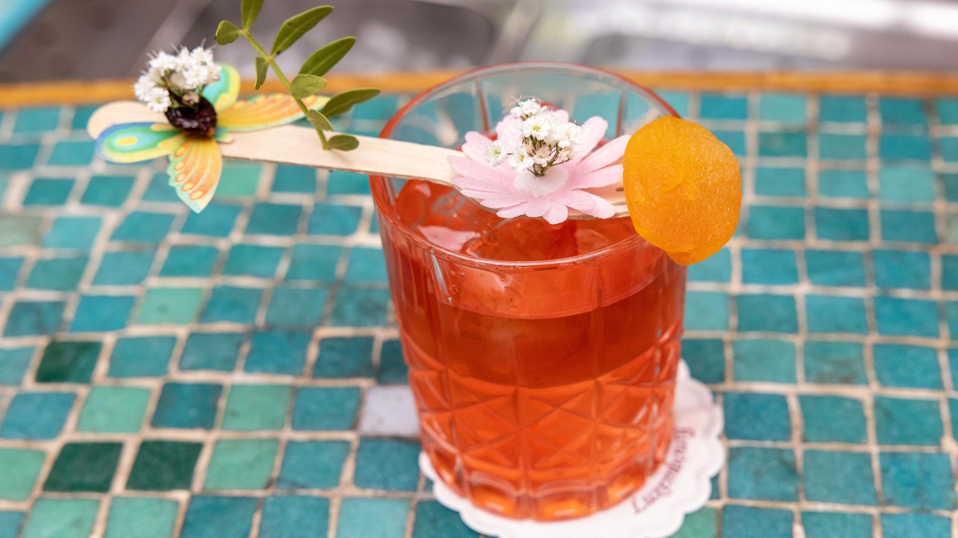 Dans l'élaboration d'un cocktail, la décoration compte énormément. Marius Bîrzan y prête une attention toute particulière.