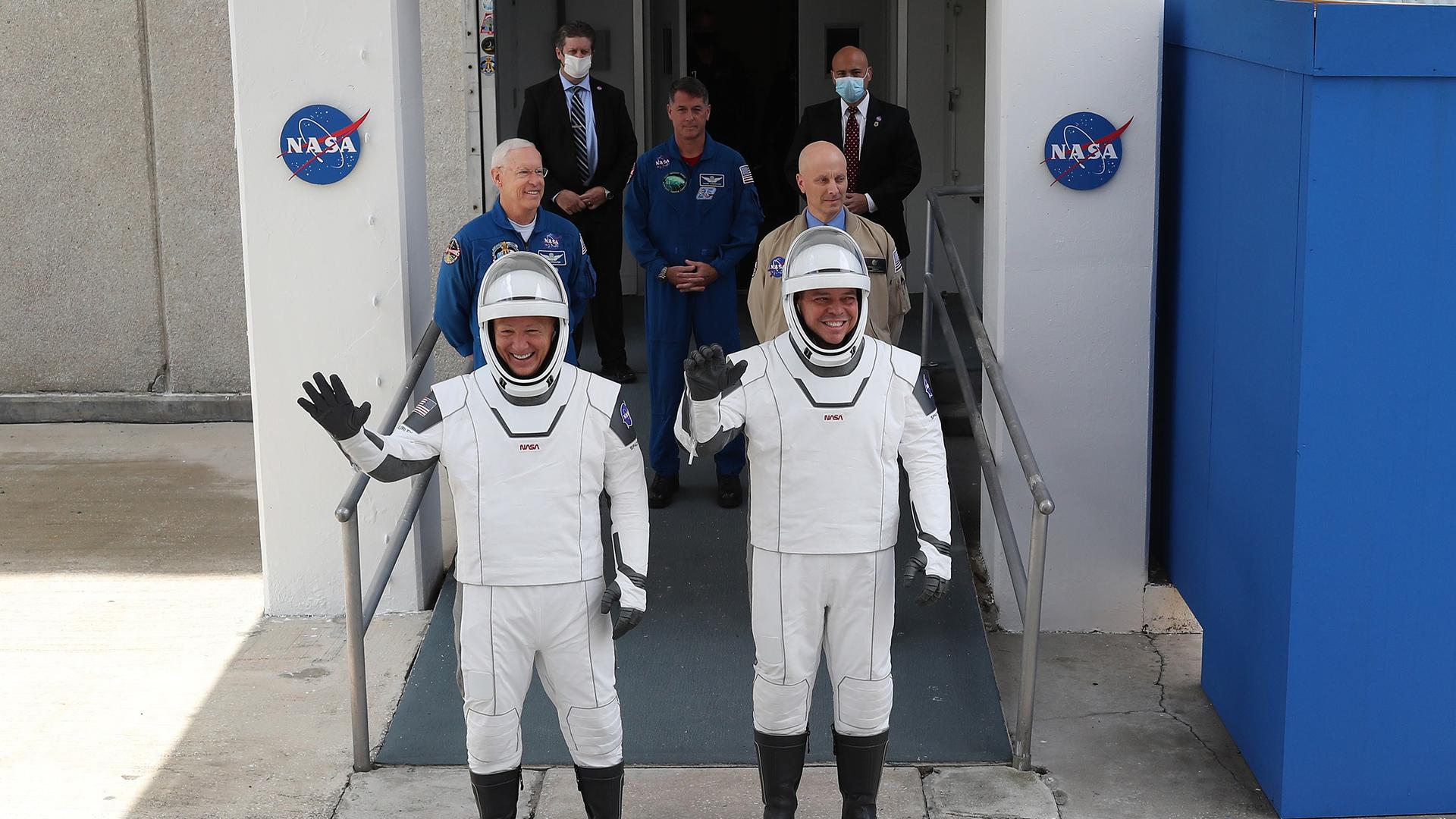 Les astronautes Bob Behnken (à dr.) et Doug Hurley sont sortis prématurément de l'engin spatial