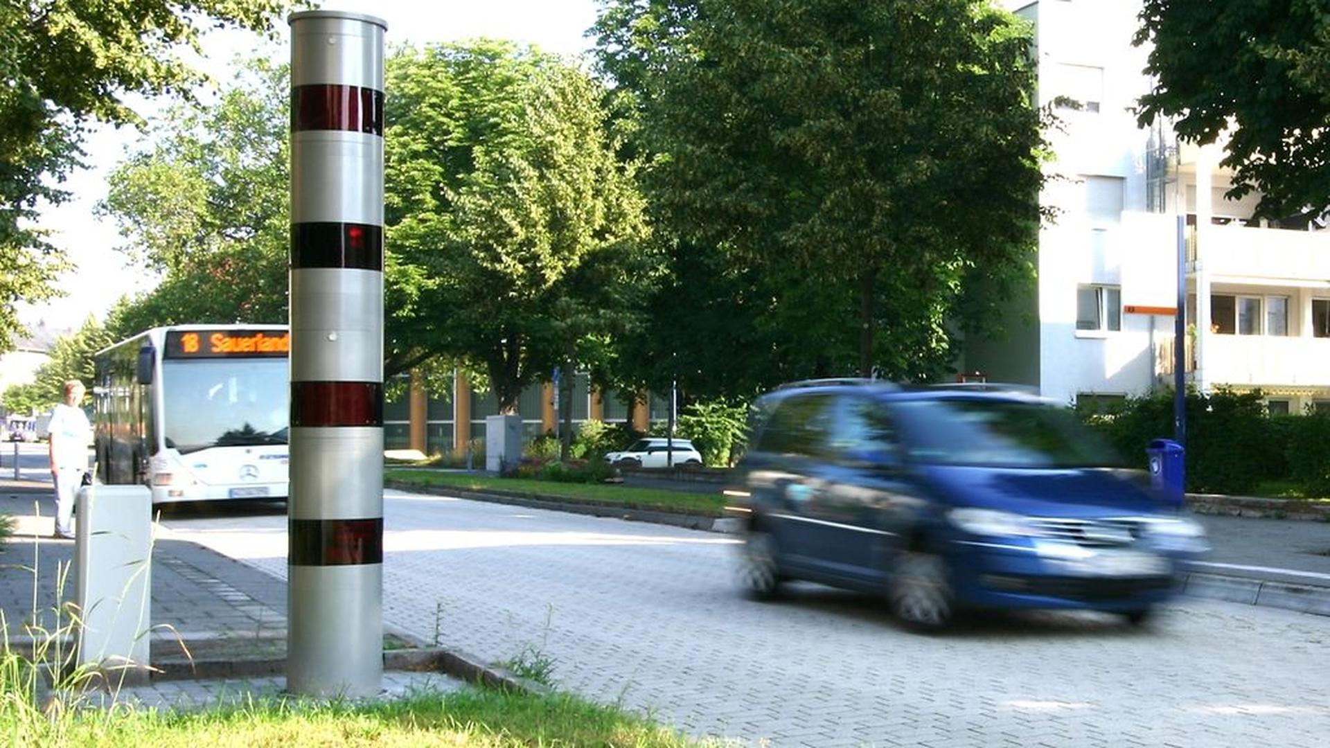 Une colonne argentée barrée de rouge, ressemblant à un gros poteau. Voici le type de radar qui est désormais installé le long des routes luxembourgeoises.